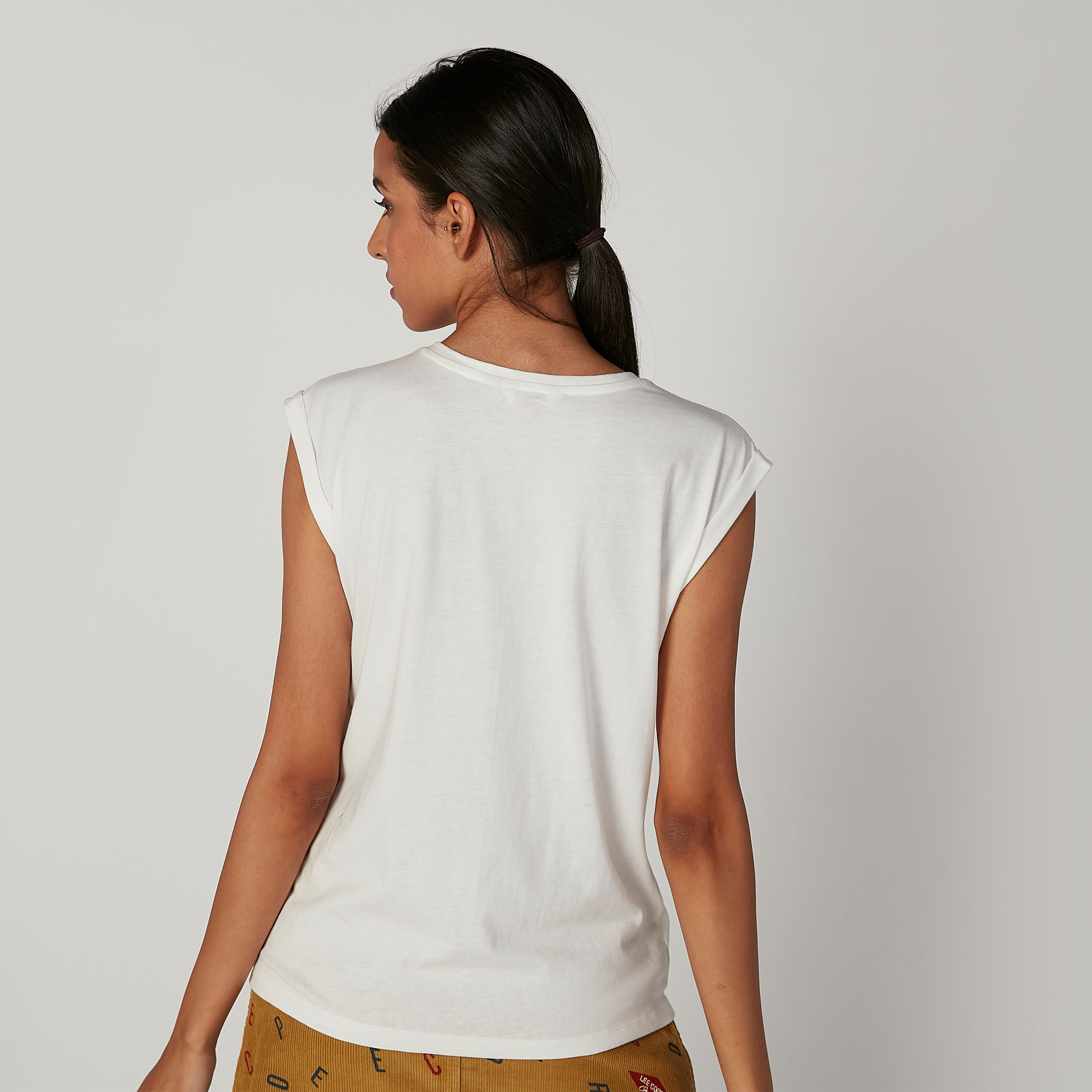بلوزة مستدامة مزيّنة دون أكمام مزيّنة بياقة مستديرة-women-clothing-tshirts-image-4
