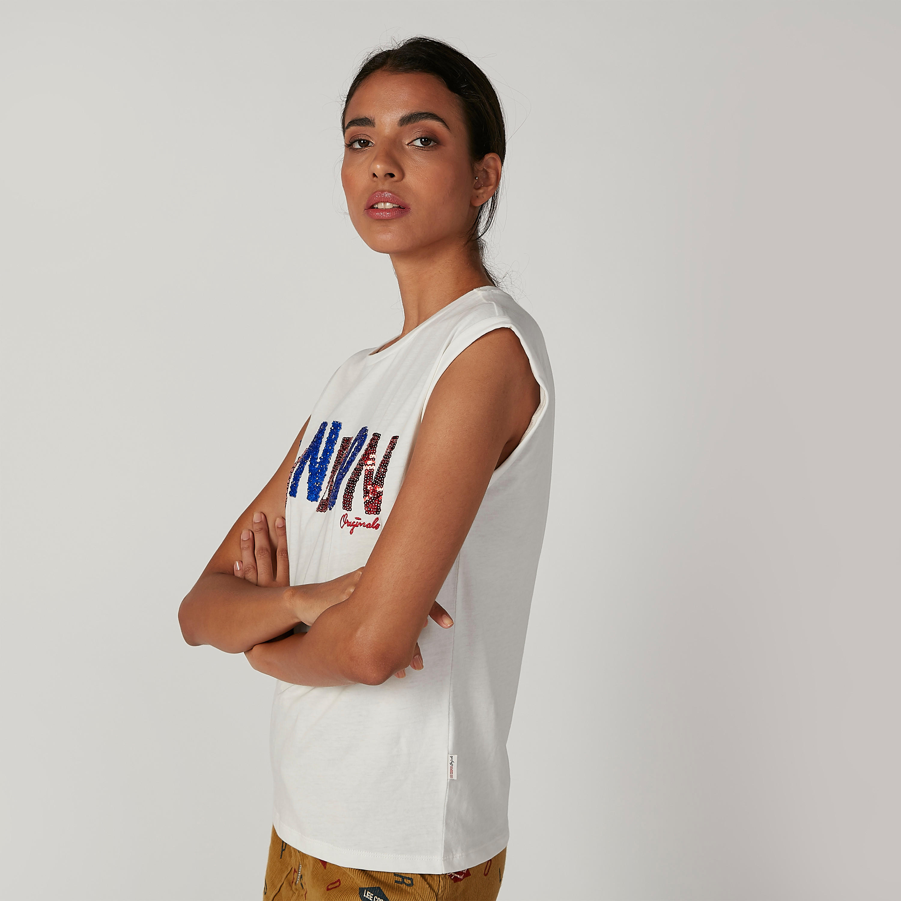 بلوزة مستدامة مزيّنة دون أكمام مزيّنة بياقة مستديرة-women-clothing-tshirts-image-3