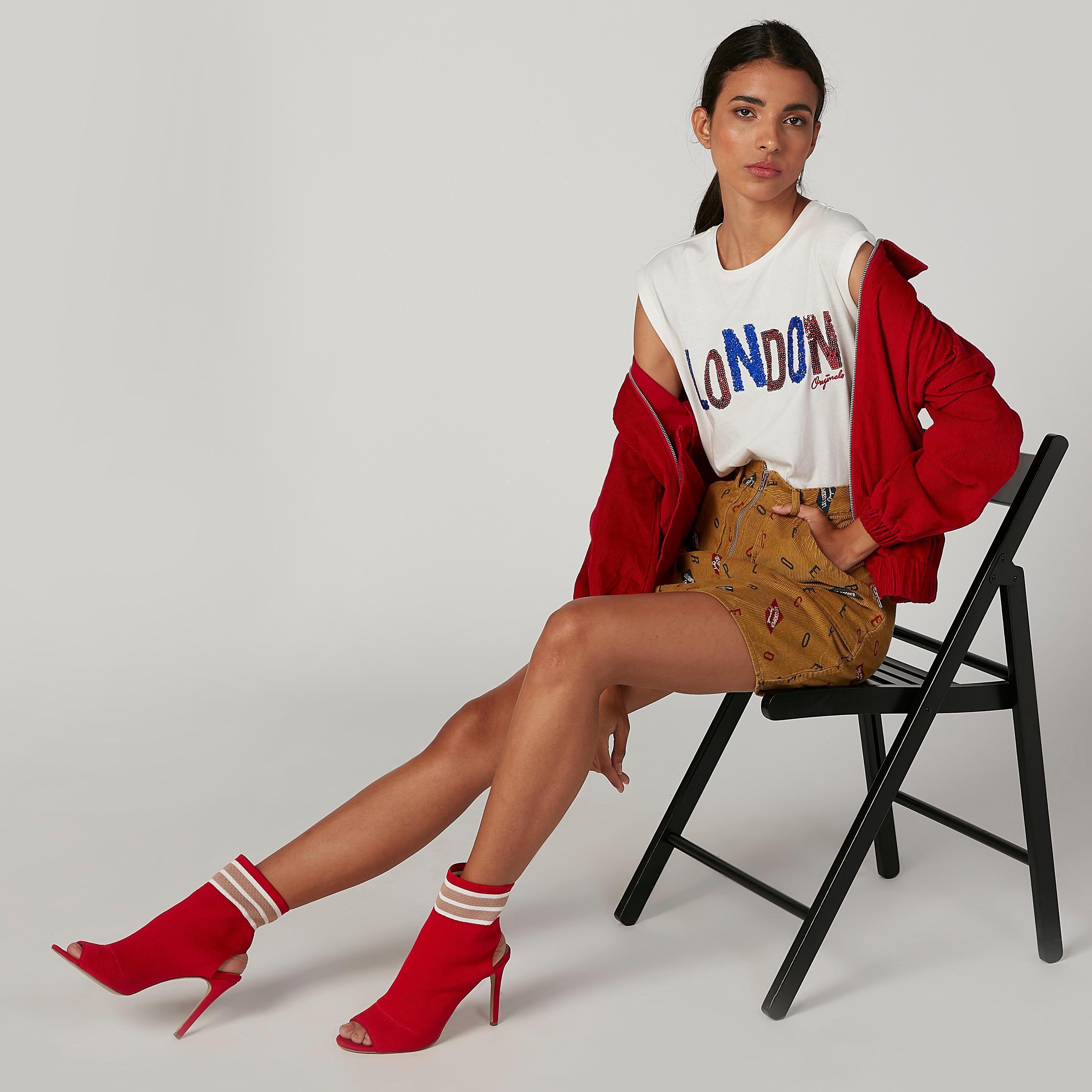 بلوزة مستدامة مزيّنة دون أكمام مزيّنة بياقة مستديرة-women-clothing-tshirts-image-2