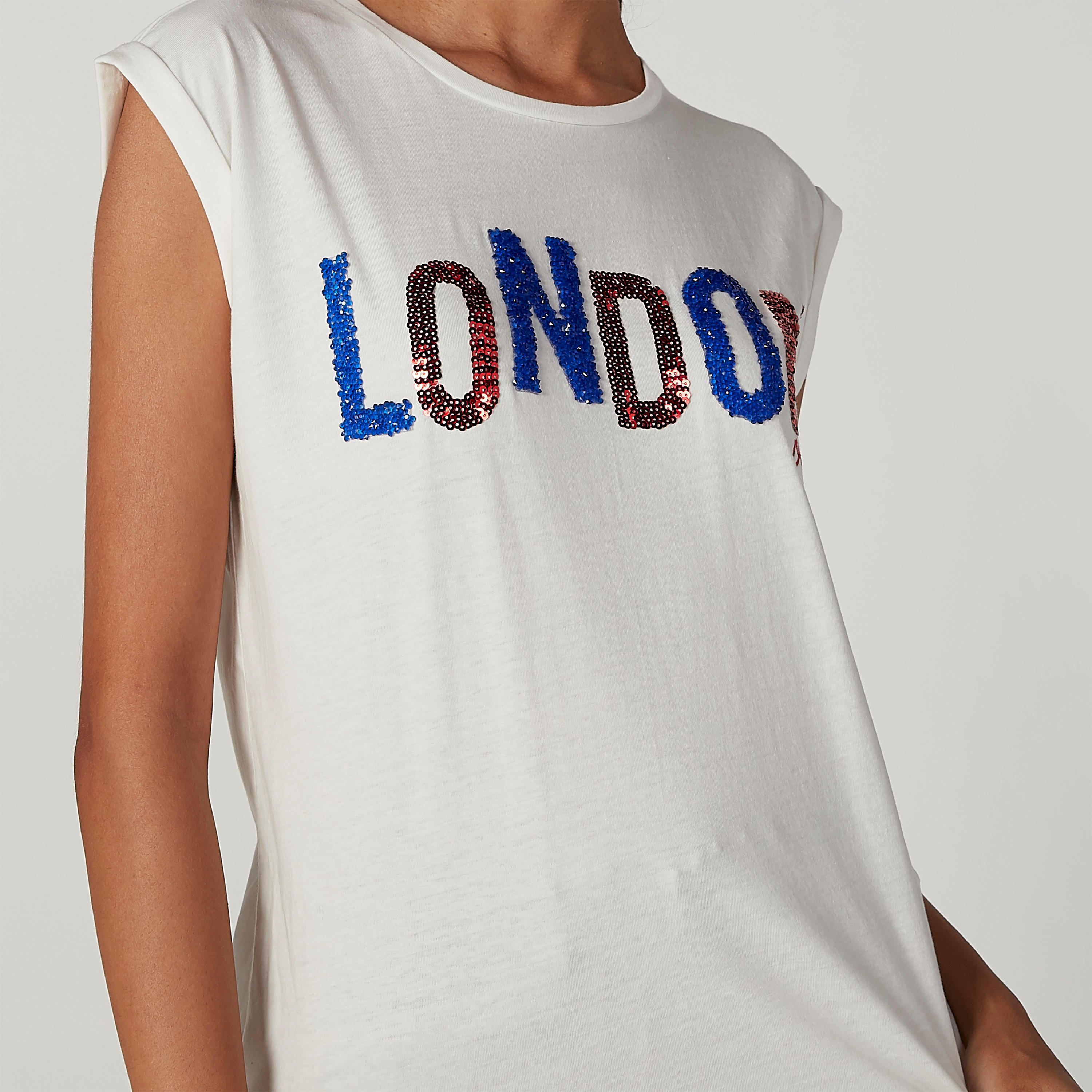 بلوزة مستدامة مزيّنة دون أكمام مزيّنة بياقة مستديرة-women-clothing-tshirts-image-1