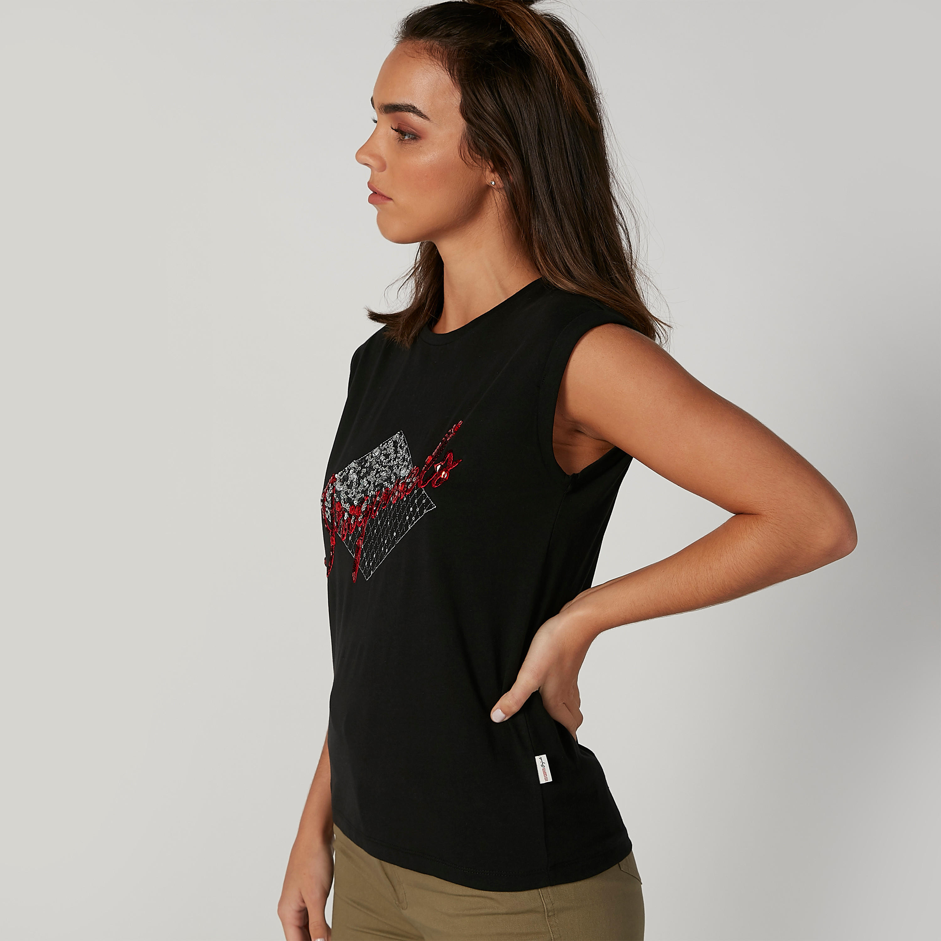 تيشيرت مستدام دون أكمام بياقة مستديرة وتفاصيل ترتر -women-clothing-tshirts-image-3