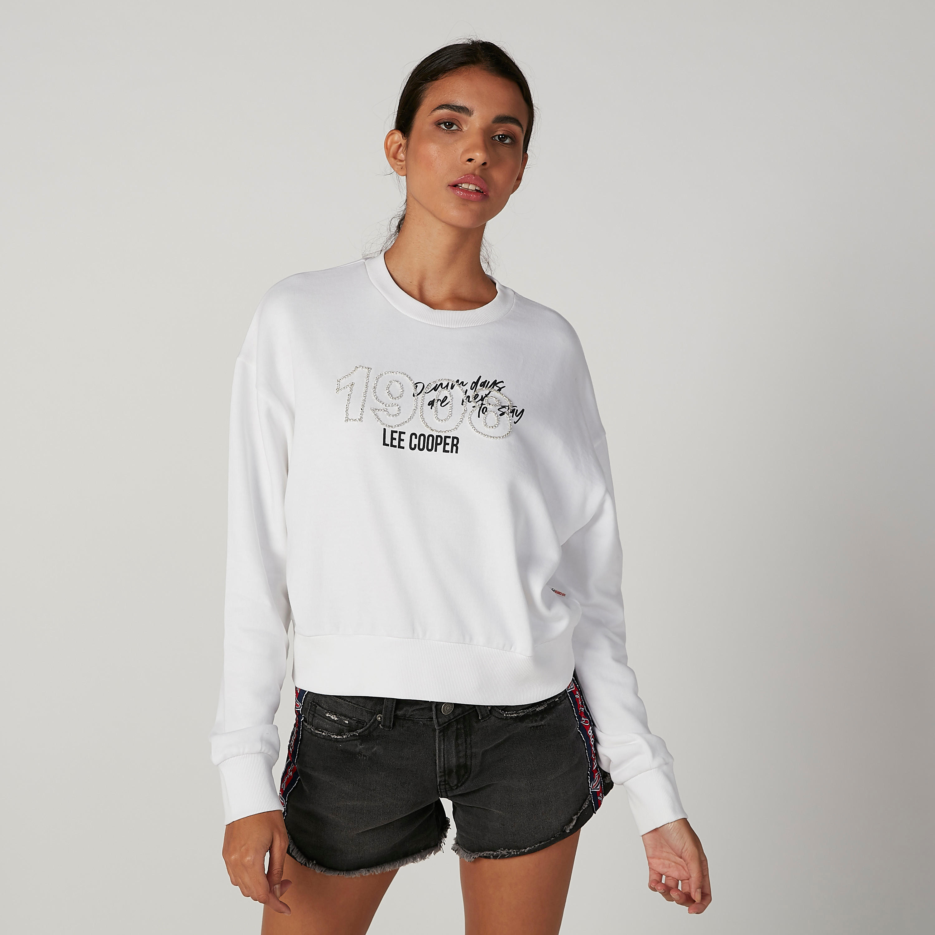 سويت شيرت بياقة مستديرة وأكمام طويلة وتفاصيل مرصّعة من لي كوبر-women-winterwear-hoodiesandsweatshirts-sweatshirts-image-1