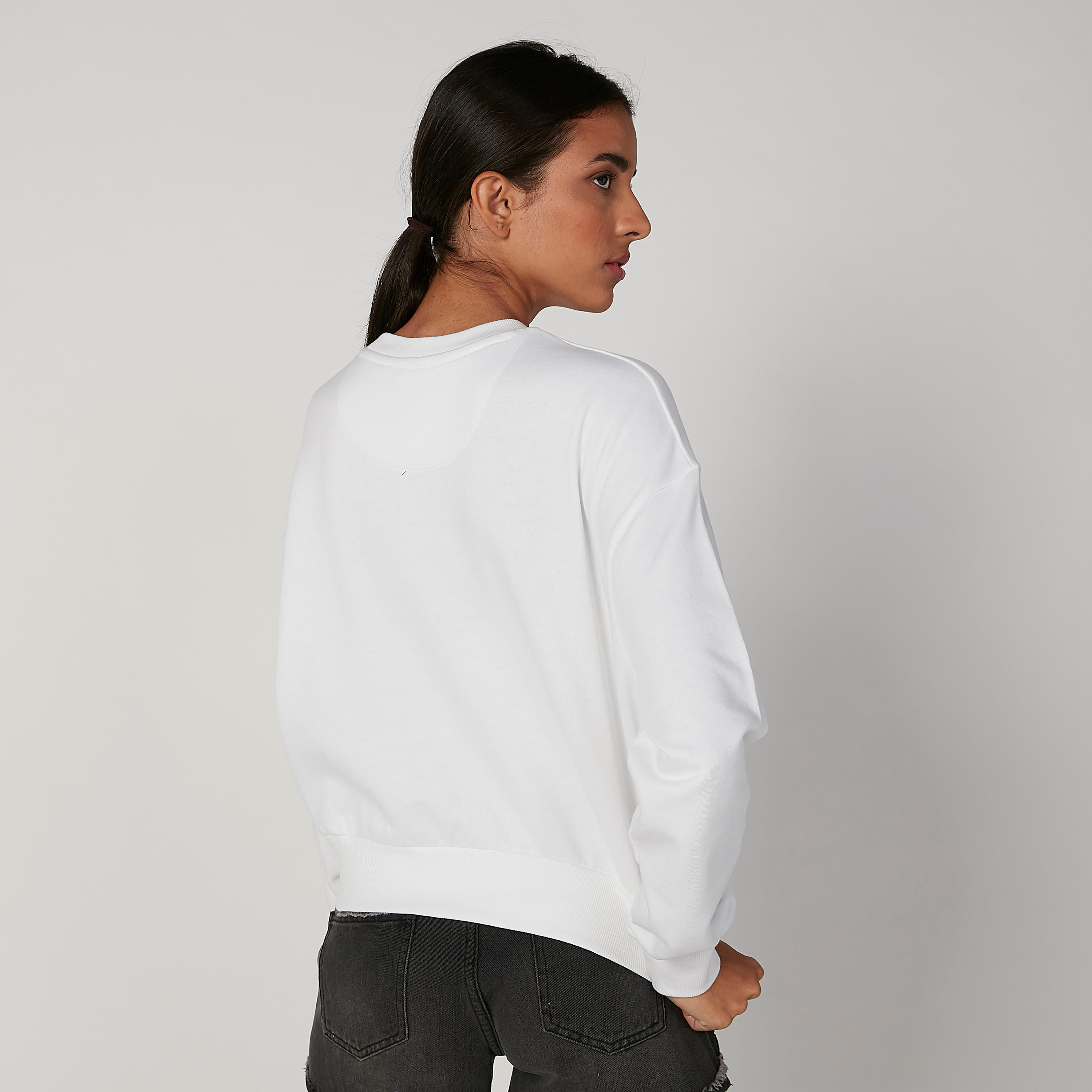 سويت شيرت بياقة مستديرة وأكمام طويلة وتفاصيل مرصّعة من لي كوبر-women-winterwear-hoodiesandsweatshirts-sweatshirts-image-2