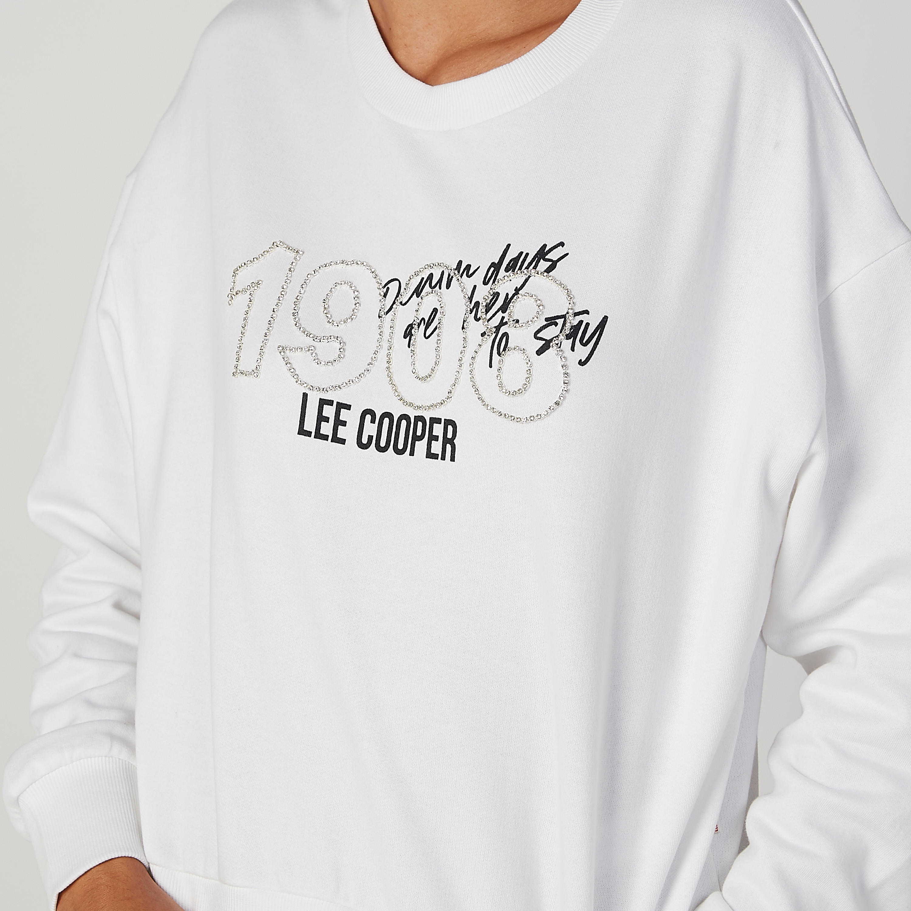 سويت شيرت بياقة مستديرة وأكمام طويلة وتفاصيل مرصّعة من لي كوبر-women-winterwear-hoodiesandsweatshirts-sweatshirts-image-4