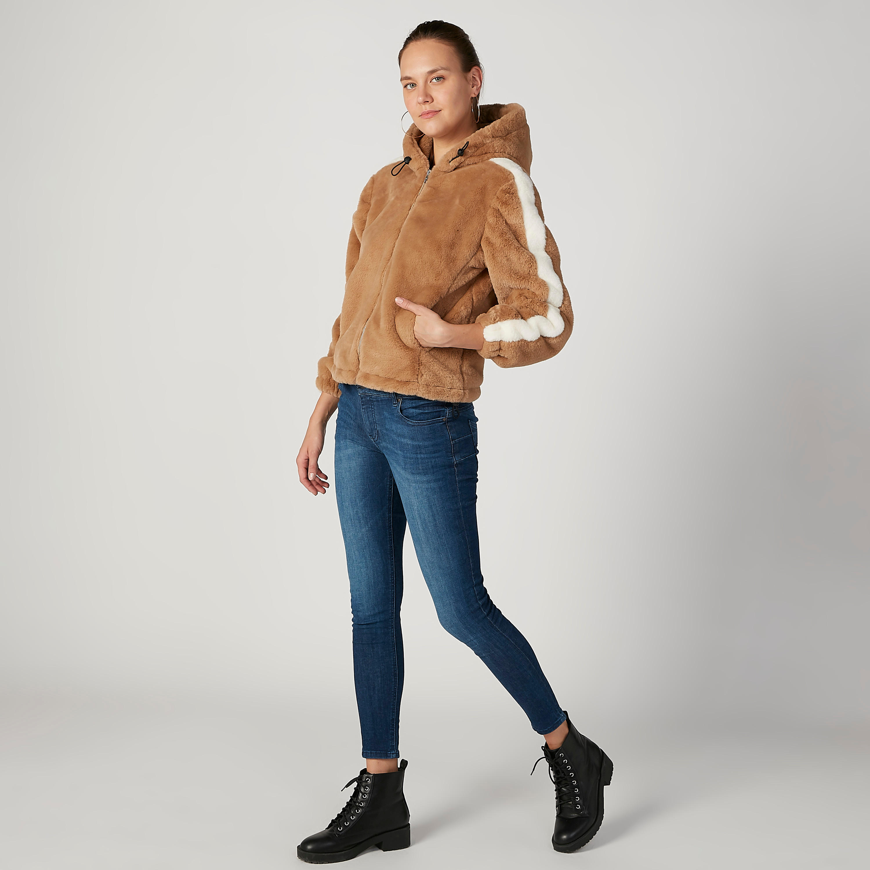 جاكيت مستدام بارز الملمس بقبّعة وأكمام طويلة وطبعات -women-winterwear-coatsandjackets-jackets-image-2