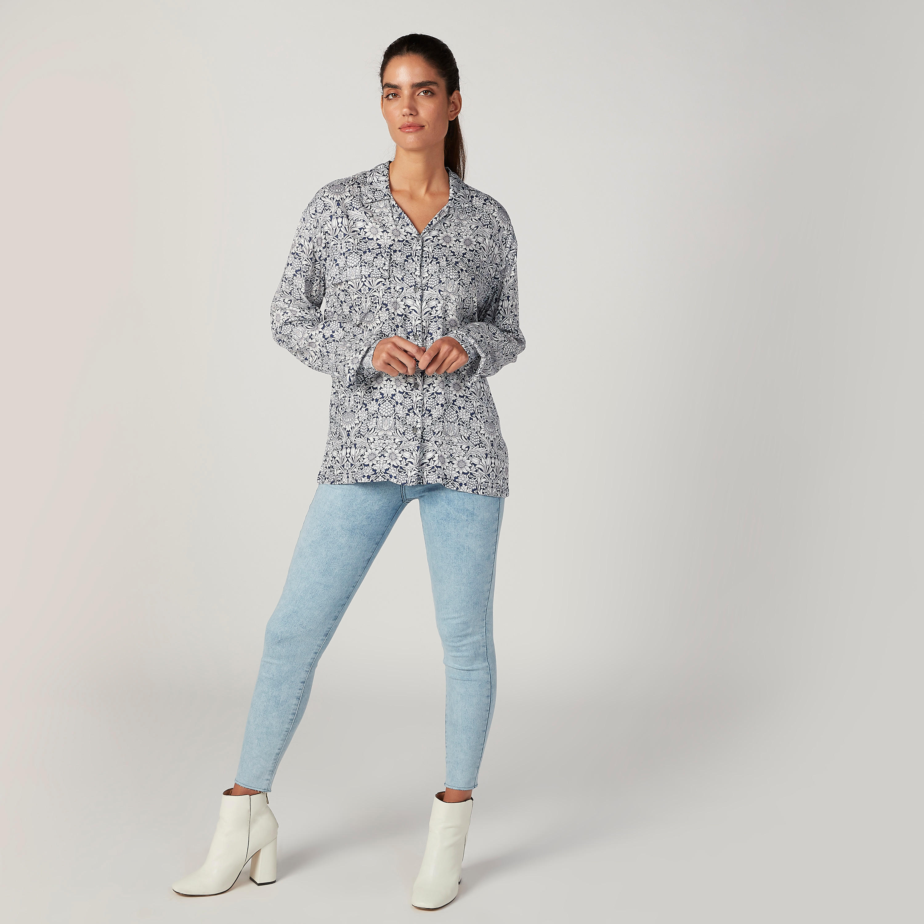 قميص بياقة عاديّة وأكمام طويلة وطبعات زهرية من لي كوبر-women-clothing-shirtsandblouses-shirts-image-2