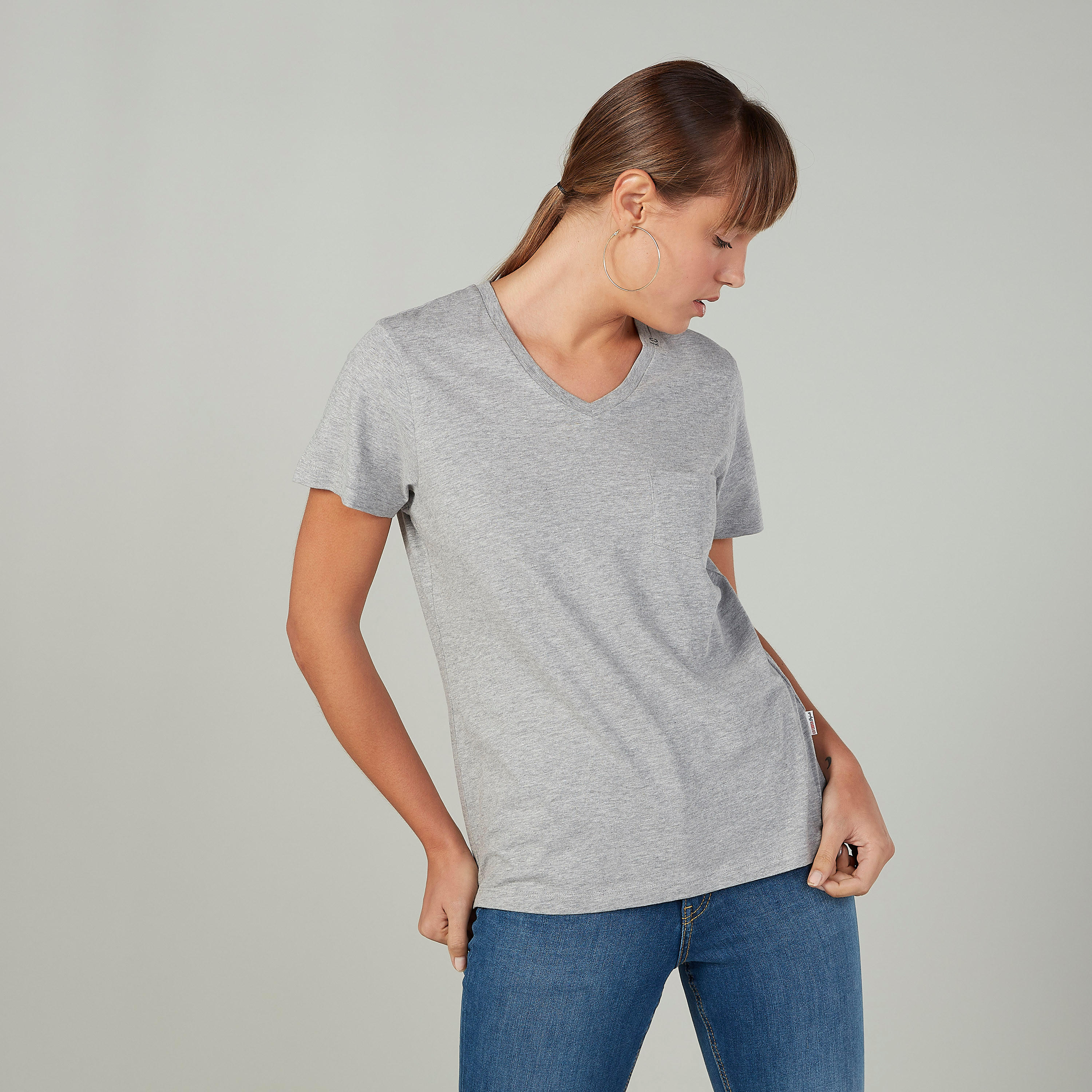 تيشيرت سادة بياقة v وجيب على الصدر من لي كوبر-women-clothing-tshirts-image-4