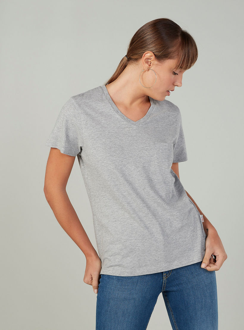 تيشيرت سادة بياقة v وجيب على الصدر من لي كوبر-women-clothing-tshirts-image-4