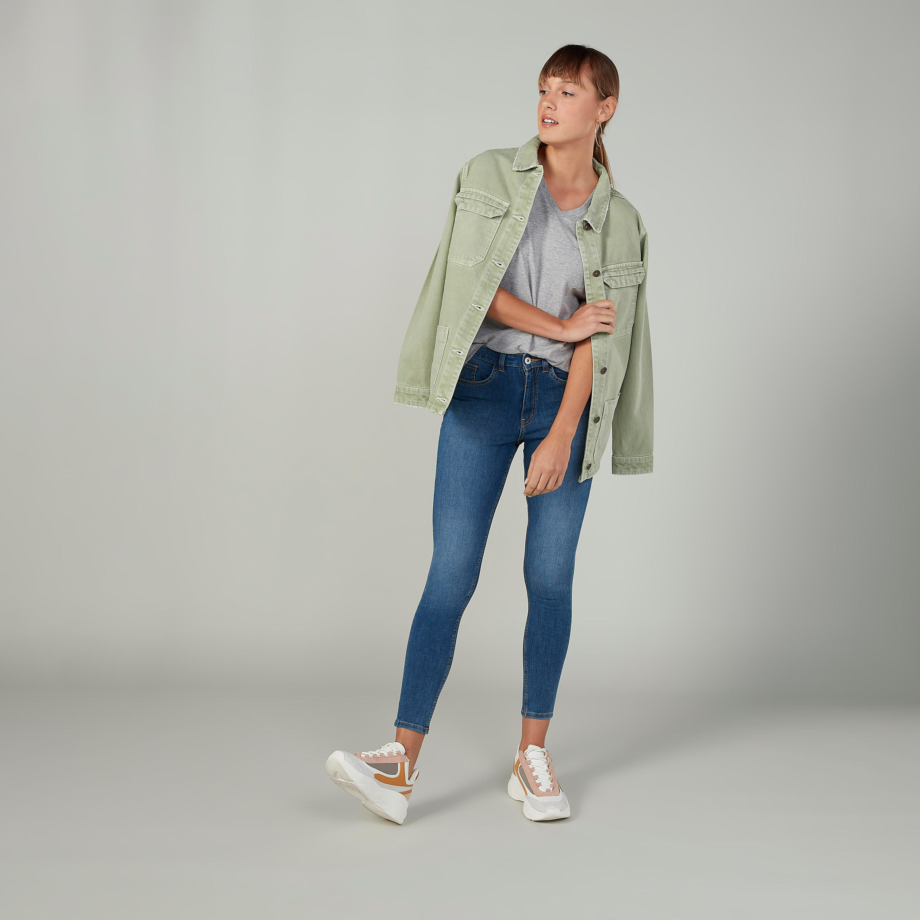 تيشيرت سادة بياقة v وجيب على الصدر من لي كوبر-women-clothing-tshirts-image-3