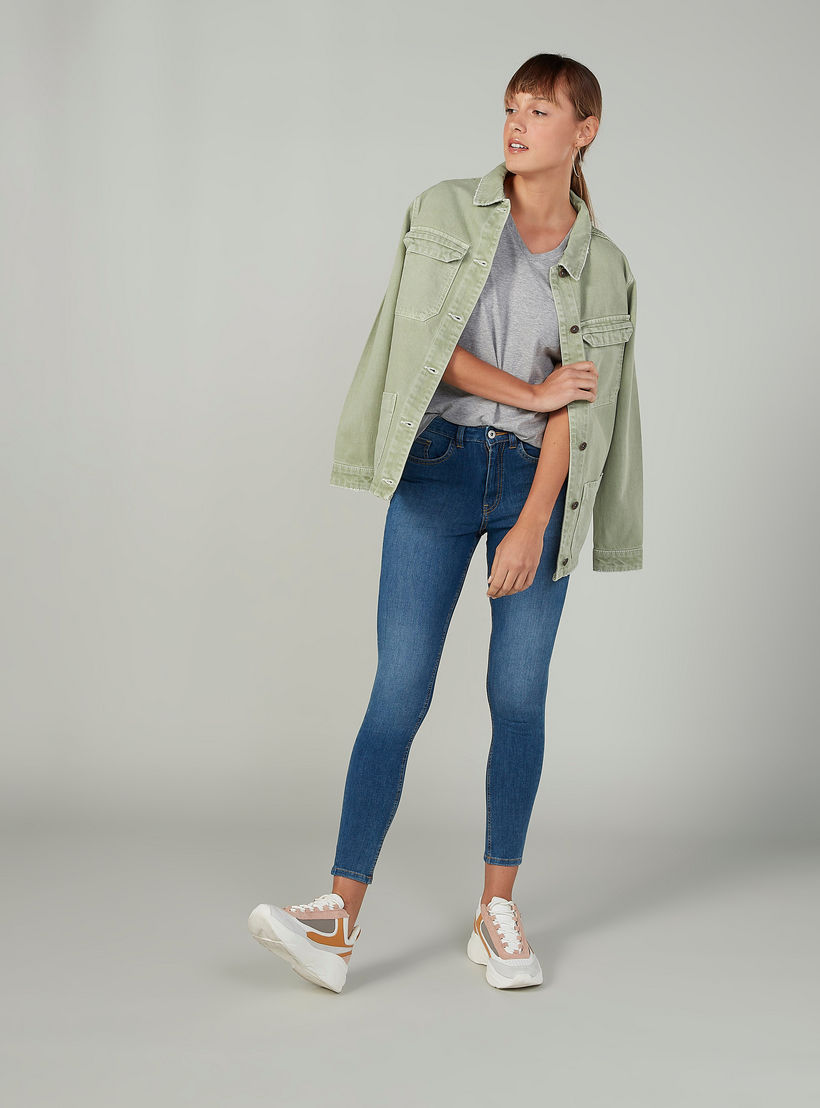 تيشيرت سادة بياقة v وجيب على الصدر من لي كوبر-women-clothing-tshirts-image-3