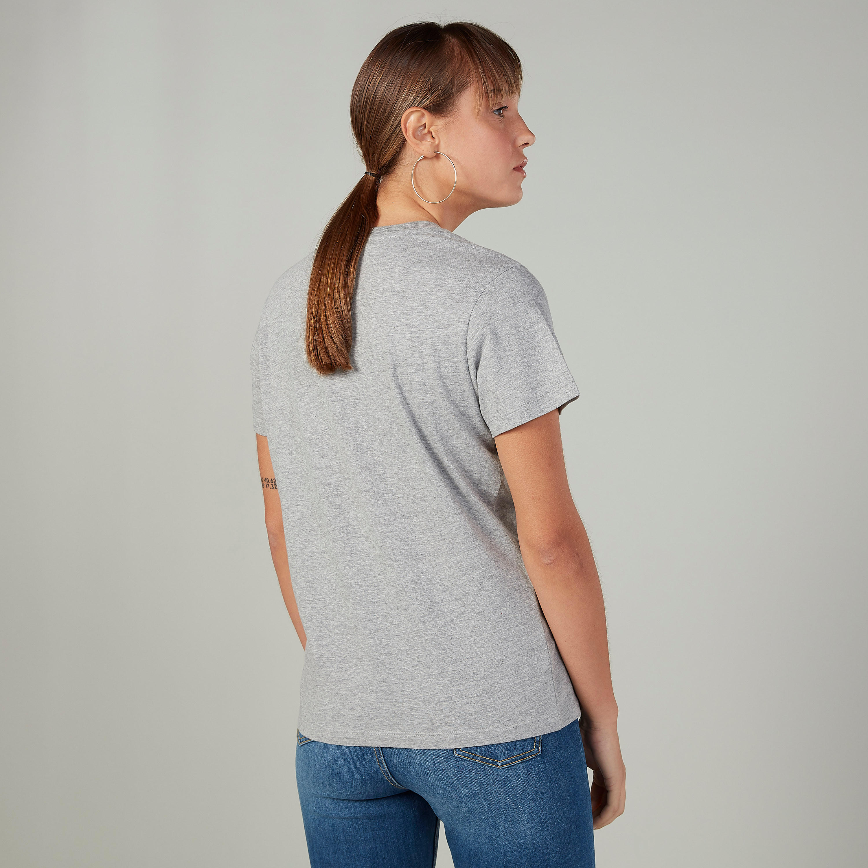 تيشيرت سادة بياقة v وجيب على الصدر من لي كوبر-women-clothing-tshirts-image-2