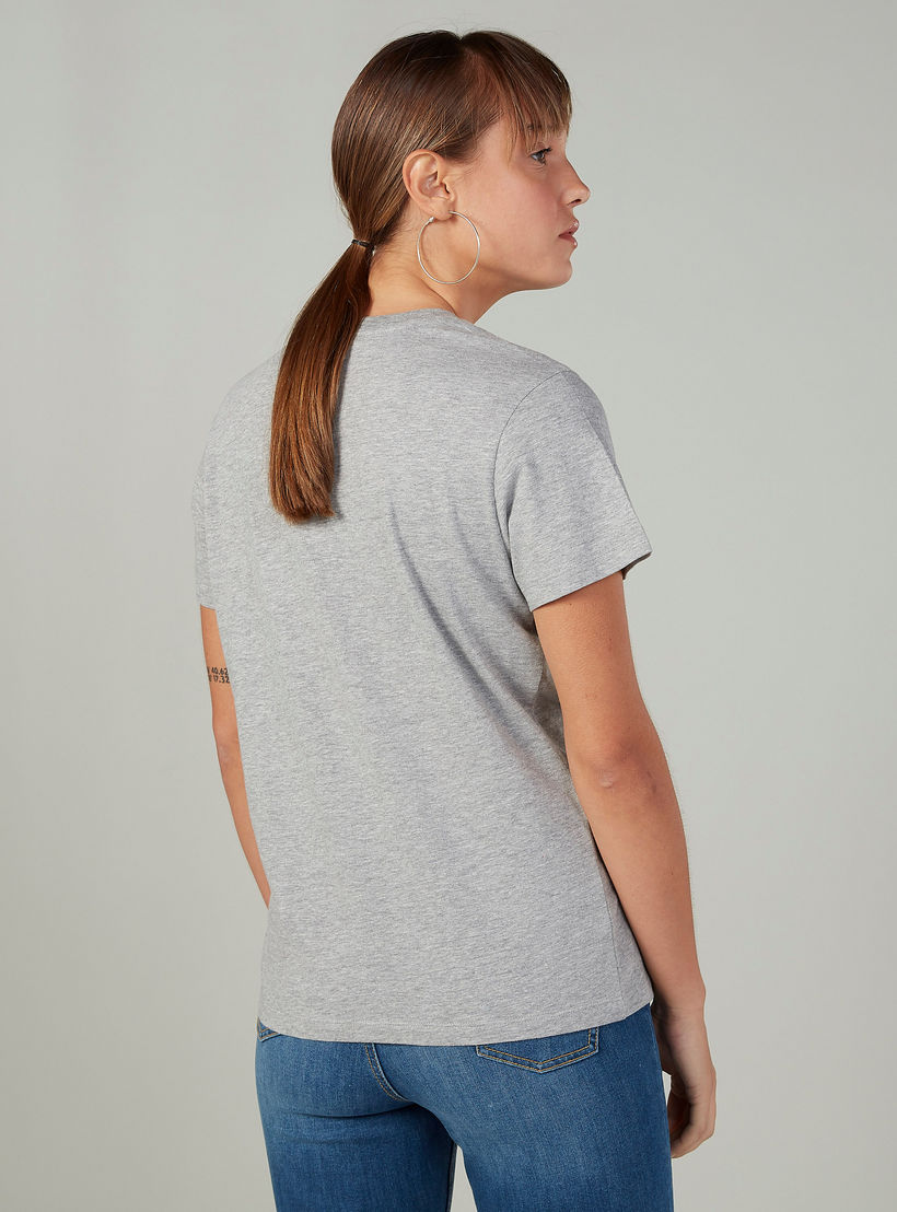 تيشيرت سادة بياقة v وجيب على الصدر من لي كوبر-women-clothing-tshirts-image-2