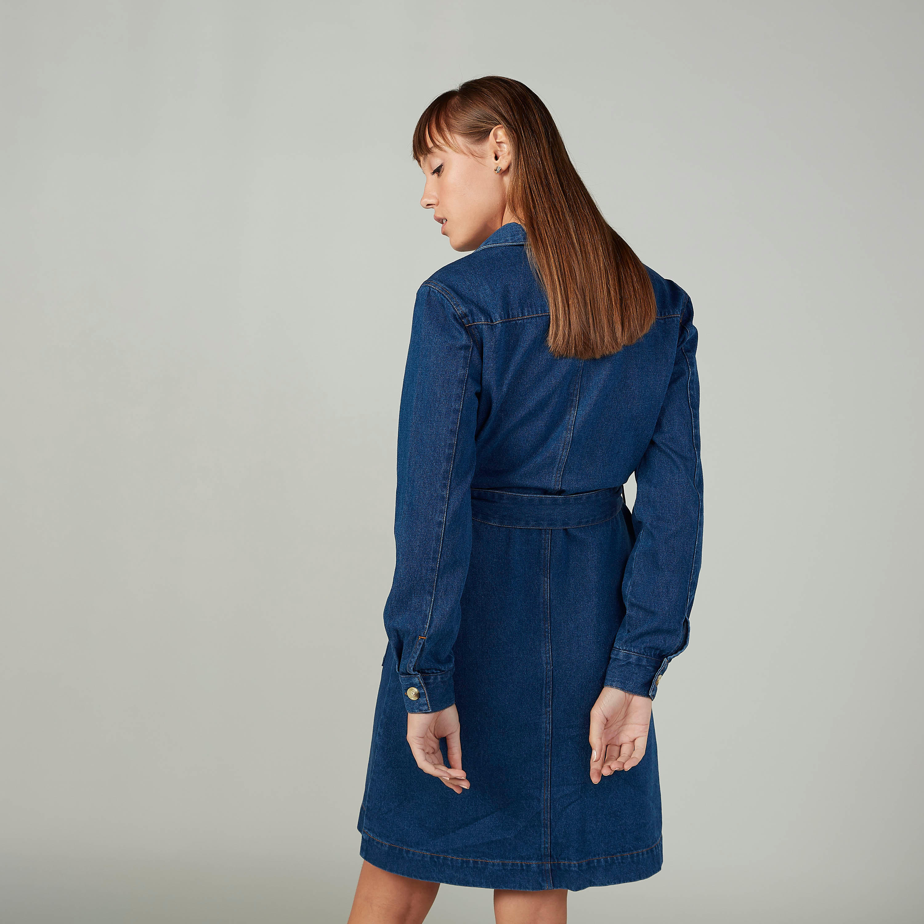فستان قميص مستدام ميدي سادة بجيب  من لي كوبر-women-clothing-dresses-image-4