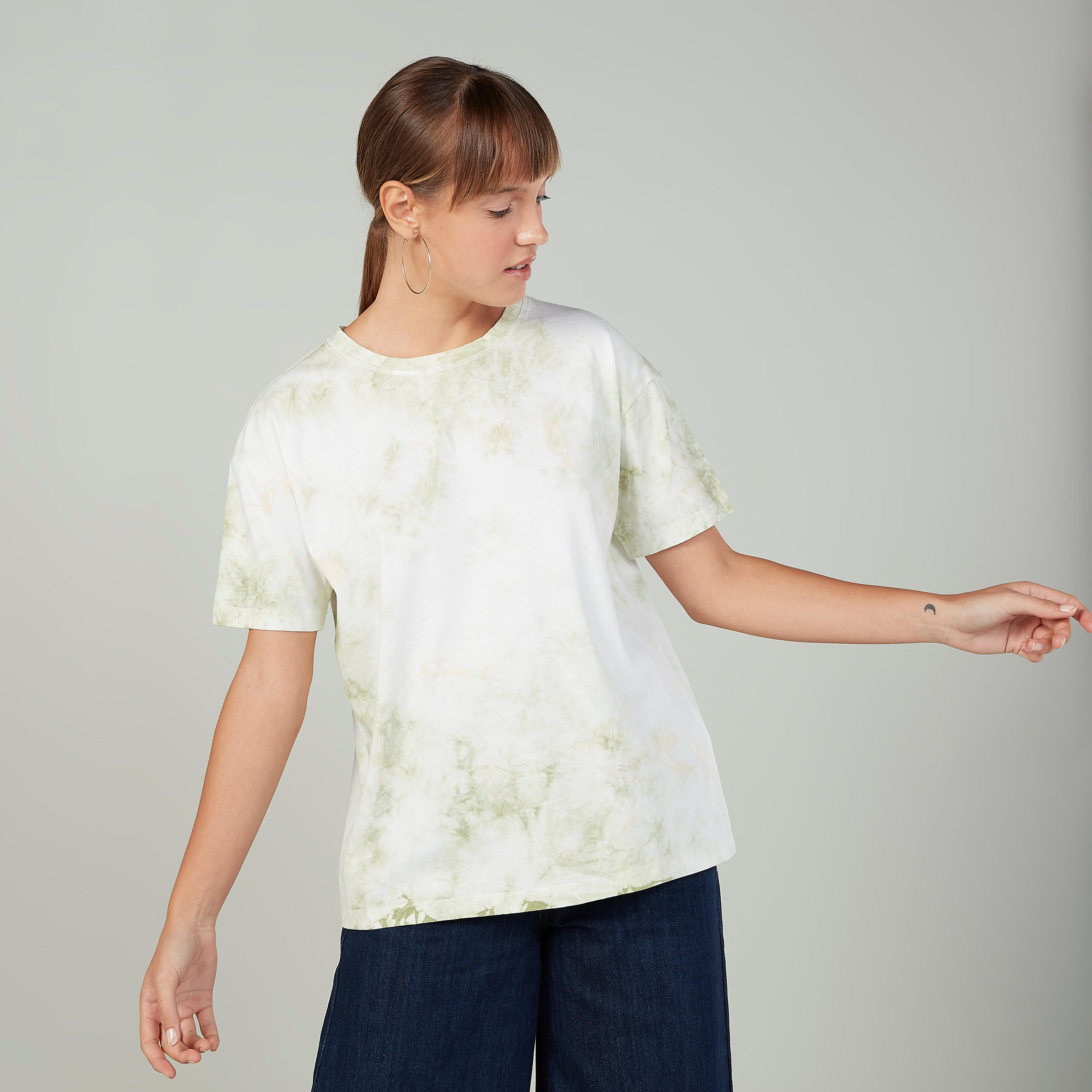 تيشيرت مستدام بياقة ضيّقة وأكمام قصيرة وطبعات من لي كوبر-women-clothing-tshirts-image-1
