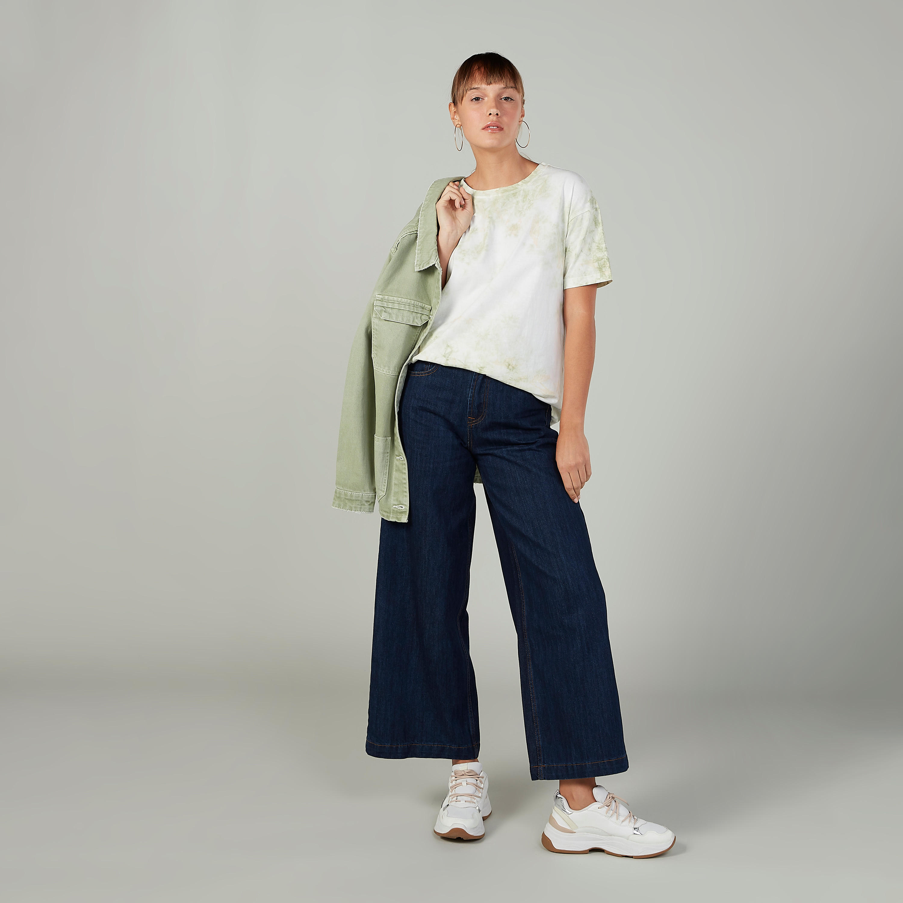 تيشيرت مستدام بياقة ضيّقة وأكمام قصيرة وطبعات من لي كوبر-women-clothing-tshirts-image-2