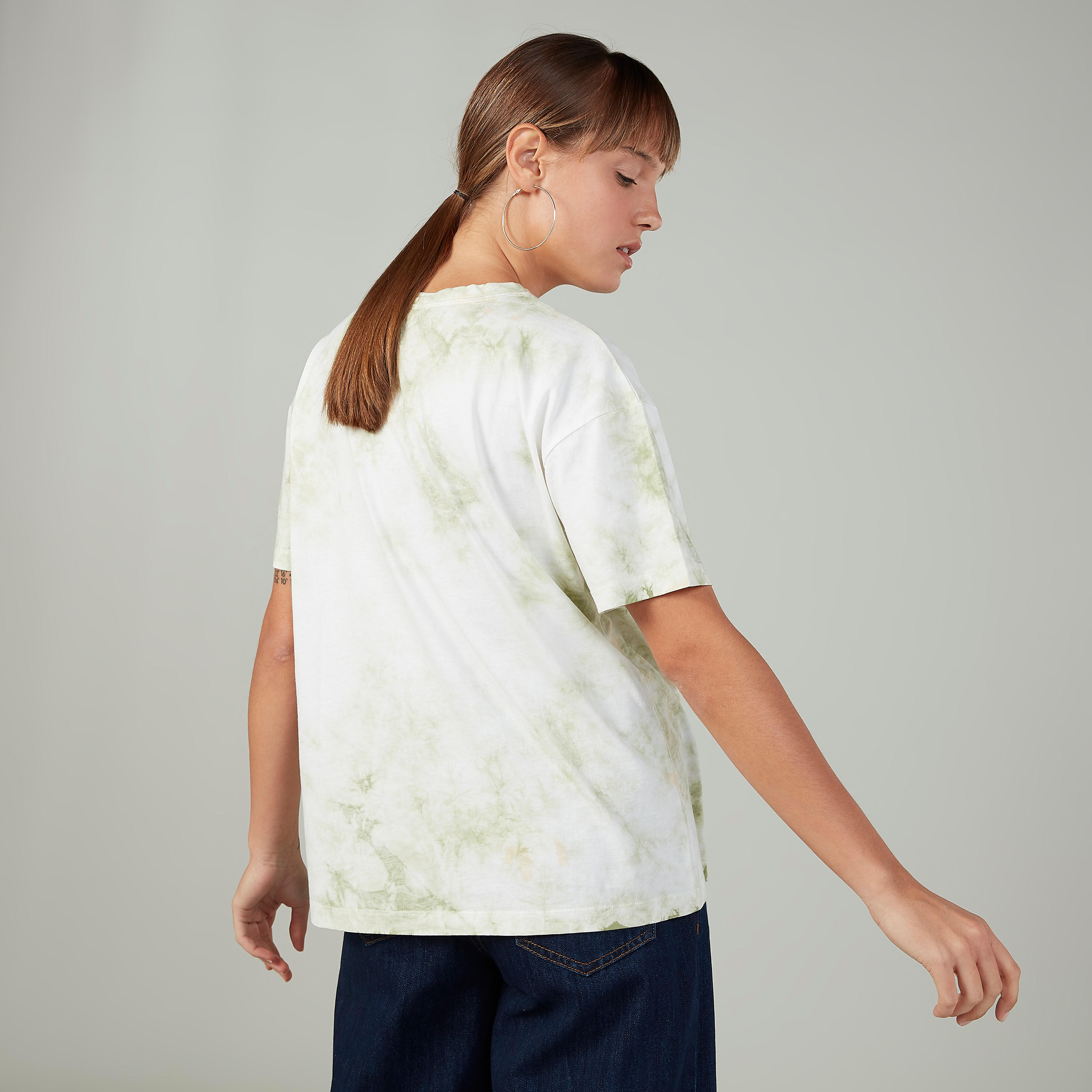 تيشيرت مستدام بياقة ضيّقة وأكمام قصيرة وطبعات من لي كوبر-women-clothing-tshirts-image-3
