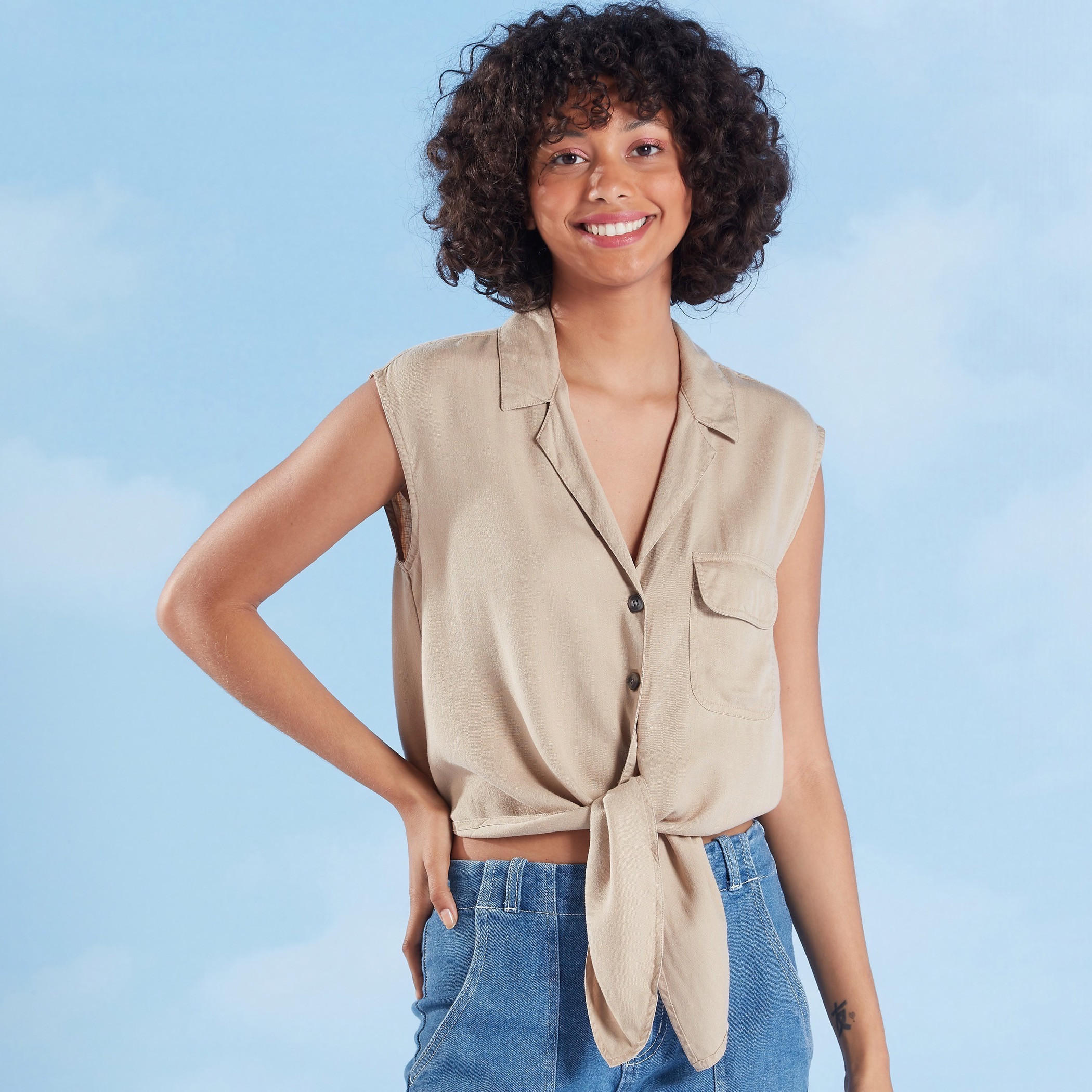 بلوزة قصيرة سادة دون أكمام بجيب بطية وتفاصيل عقدة من لي كوبر-women-clothing-shirtsandblouses-blouses-image-1