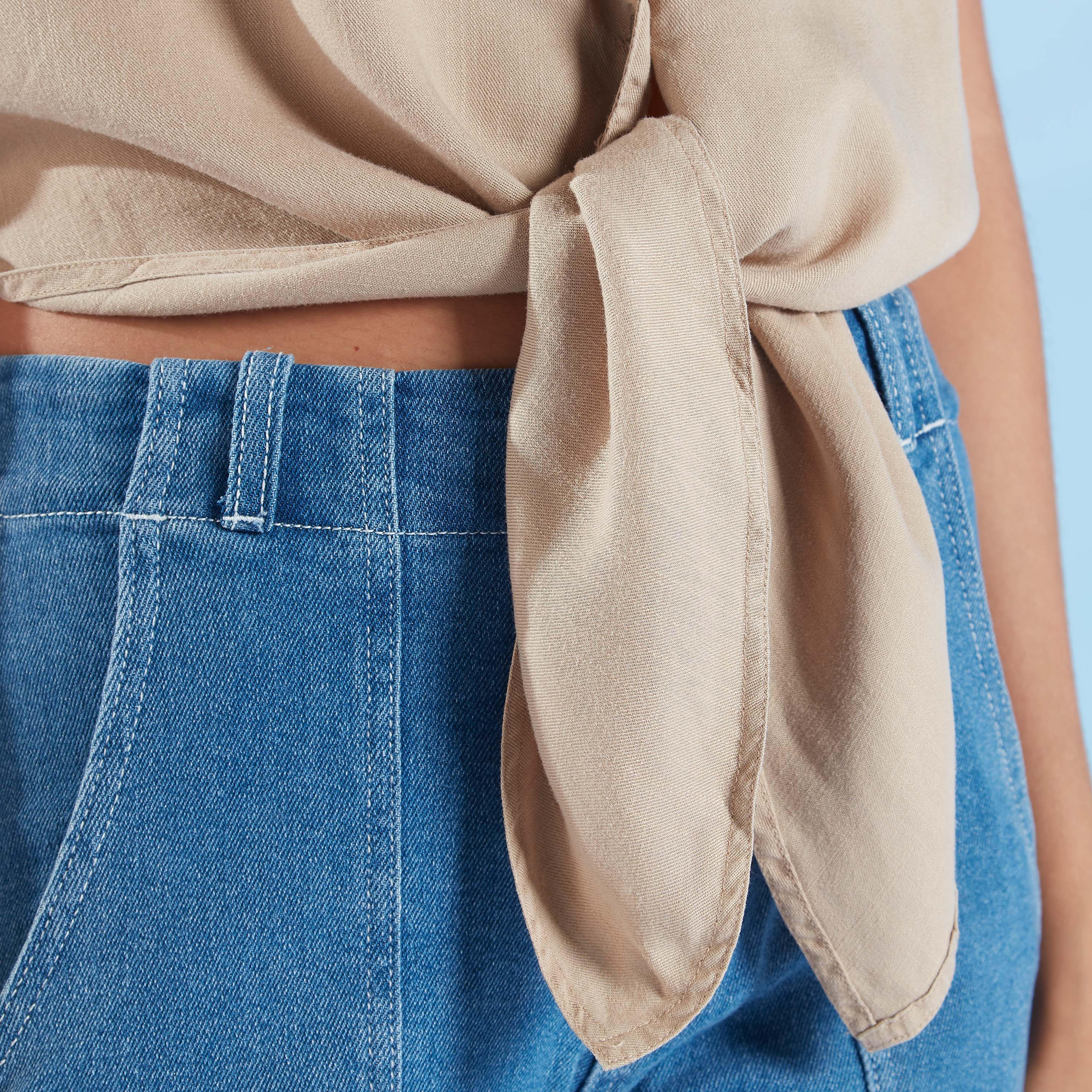 بلوزة قصيرة سادة دون أكمام بجيب بطية وتفاصيل عقدة من لي كوبر-women-clothing-shirtsandblouses-blouses-image-3