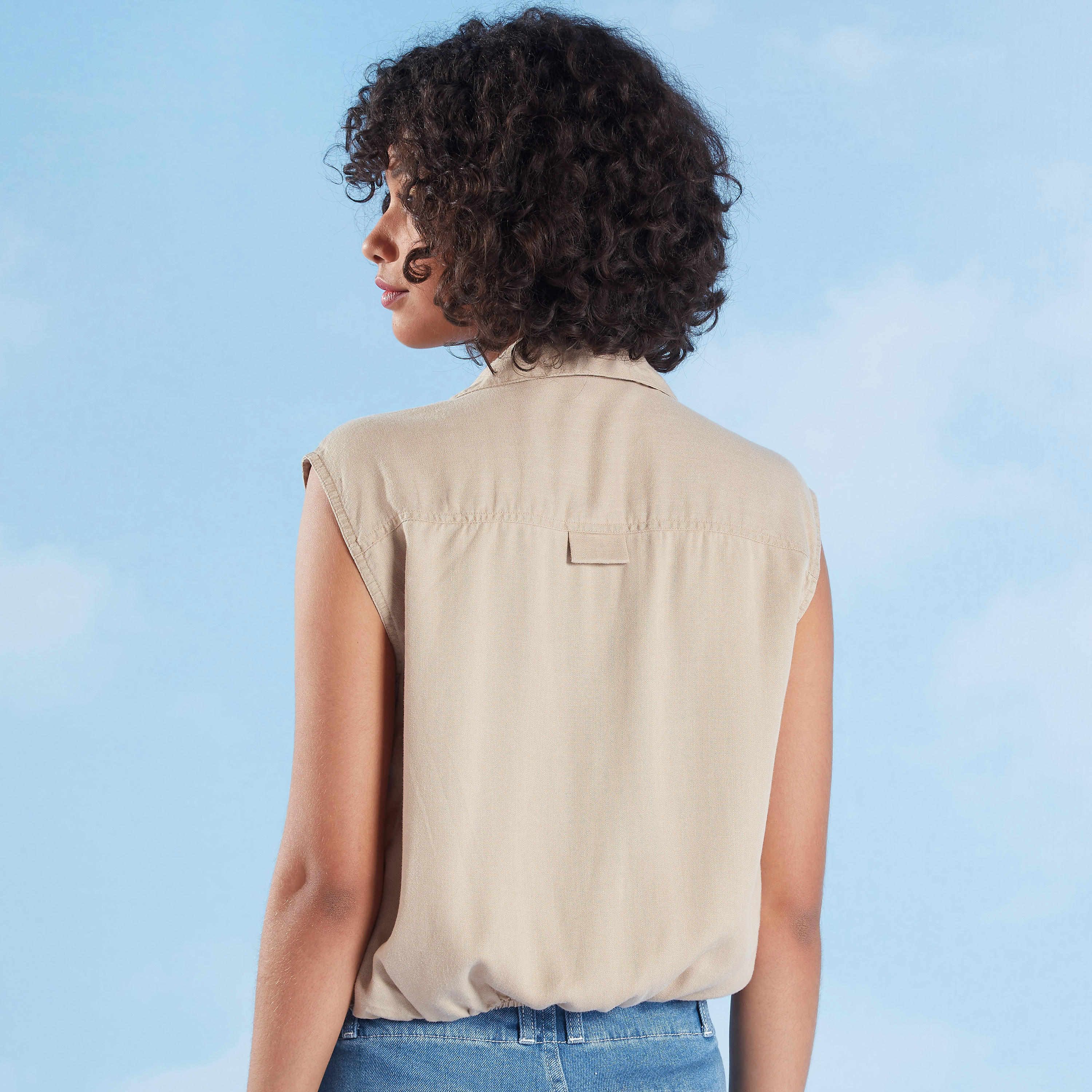 بلوزة قصيرة سادة دون أكمام بجيب بطية وتفاصيل عقدة من لي كوبر-women-clothing-shirtsandblouses-blouses-image-4
