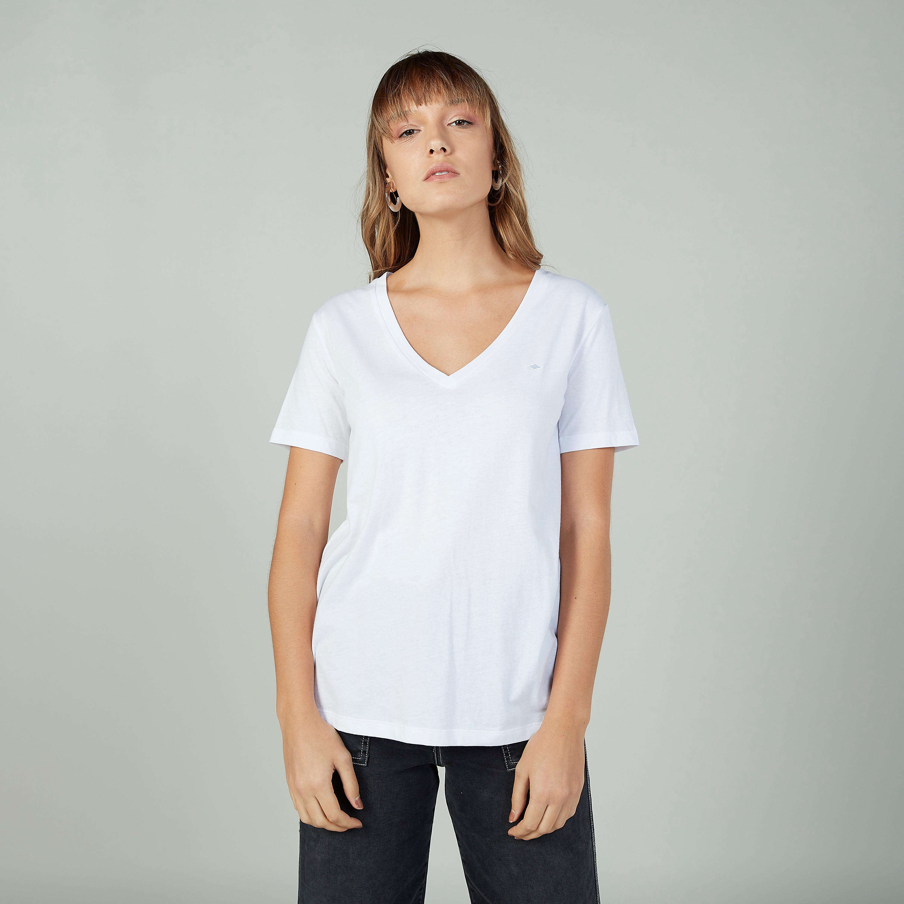 تيشيرت مستدام سادة بياقة V وأكمام قصيرة من لي كوبر -women-clothing-tshirts-image-6