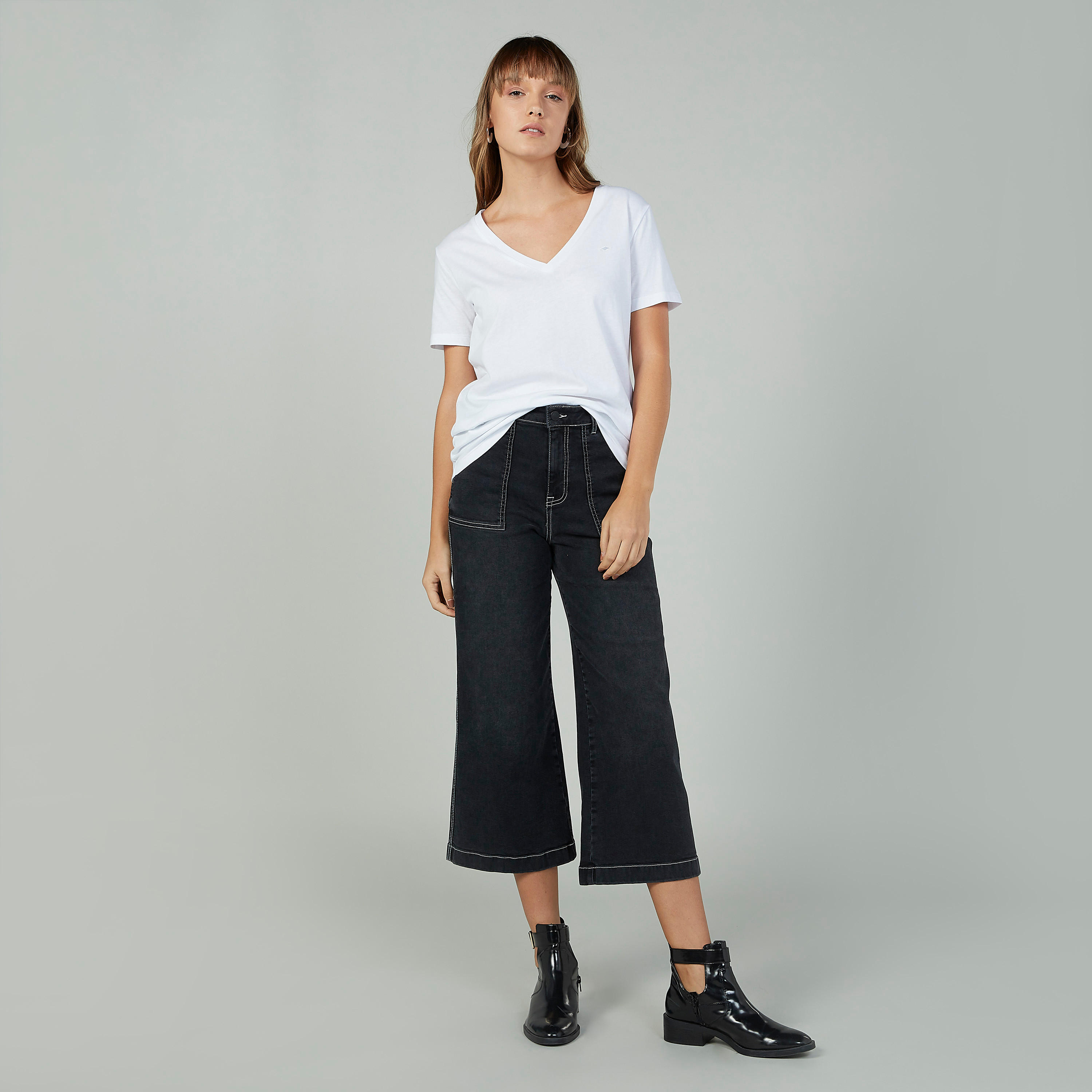 تيشيرت مستدام سادة بياقة V وأكمام قصيرة من لي كوبر -women-clothing-tshirts-image-7
