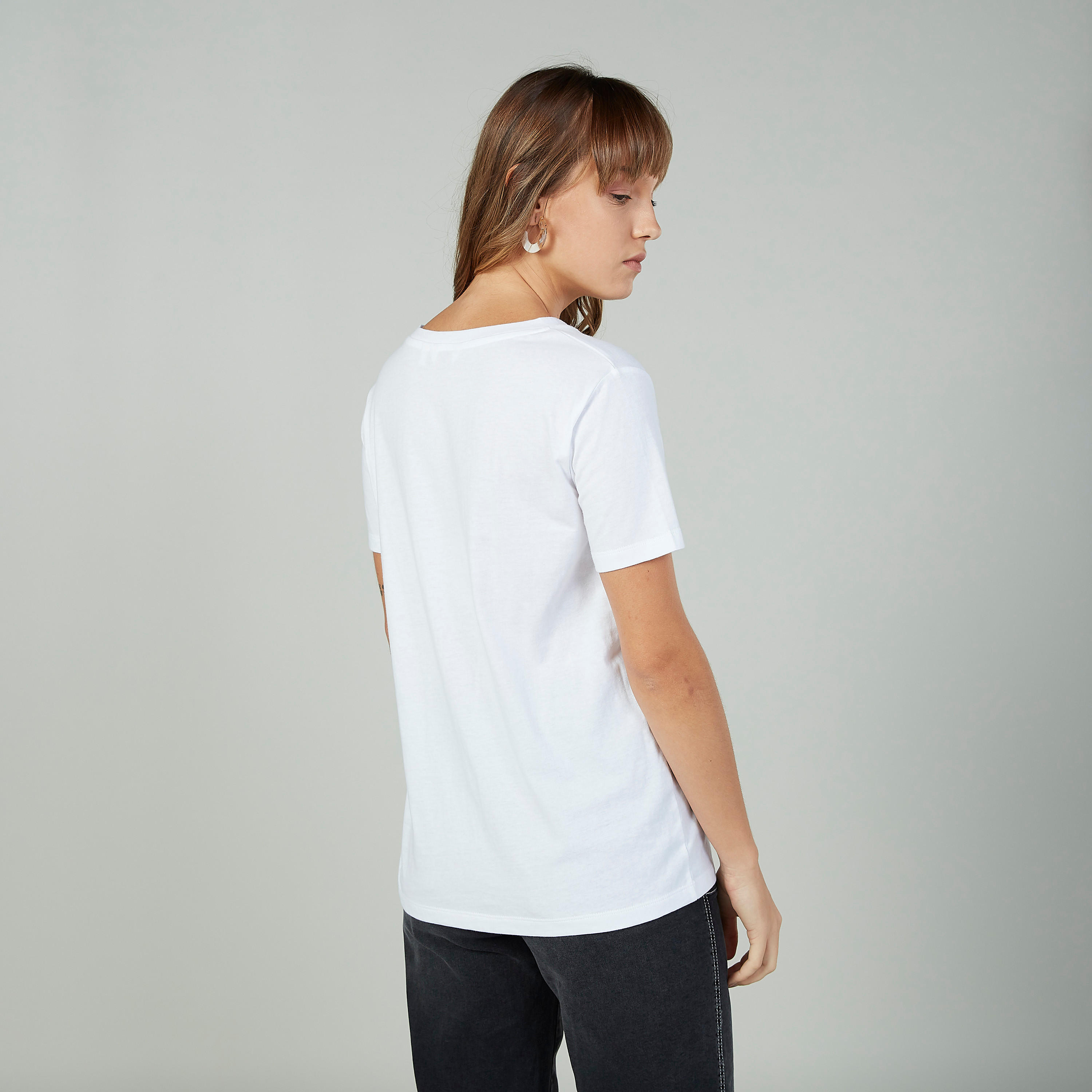 تيشيرت مستدام سادة بياقة V وأكمام قصيرة من لي كوبر -women-clothing-tshirts-image-8