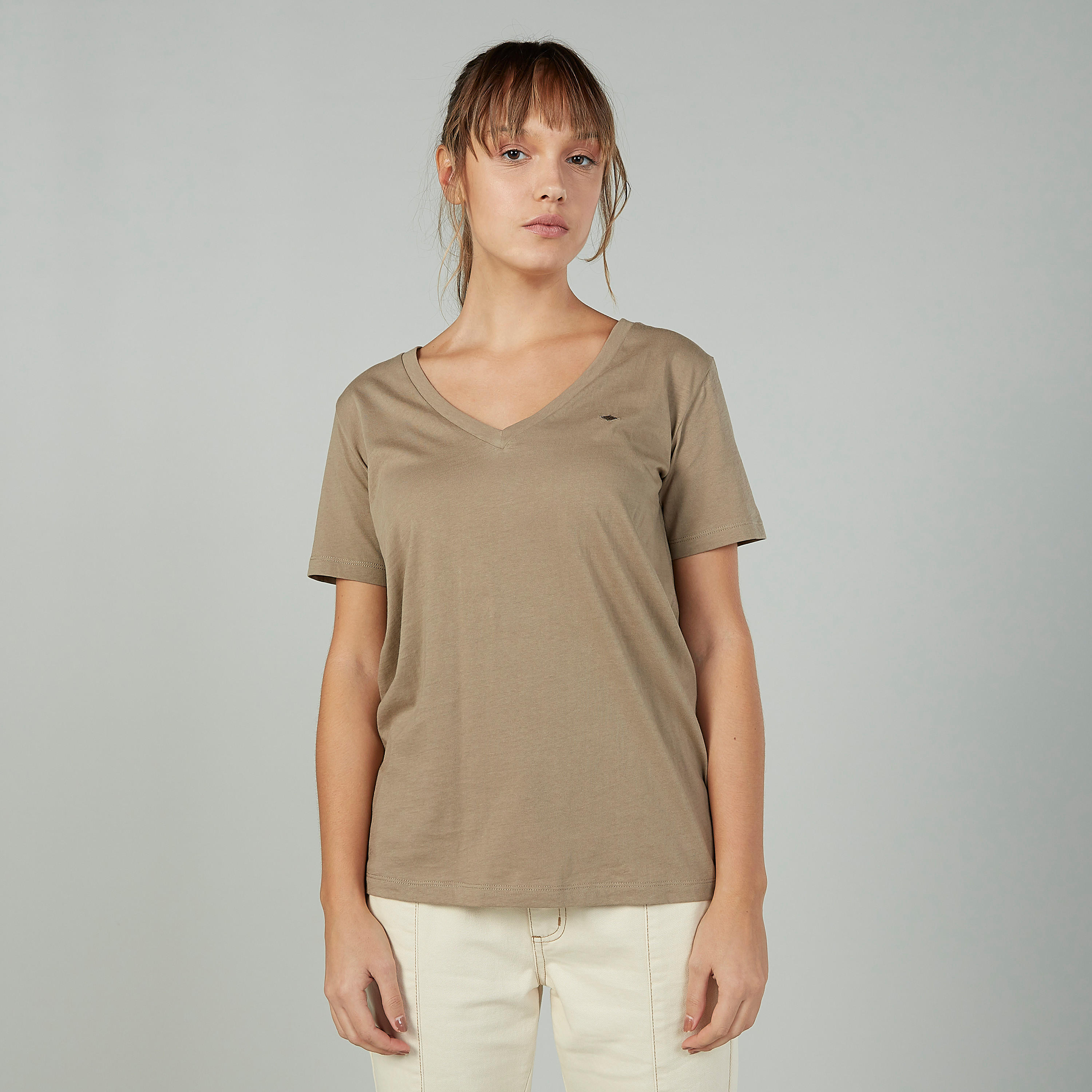 تيشيرت مستدام سادة بياقة V وأكمام قصيرة من لي كوبر -women-clothing-tshirts-image-1