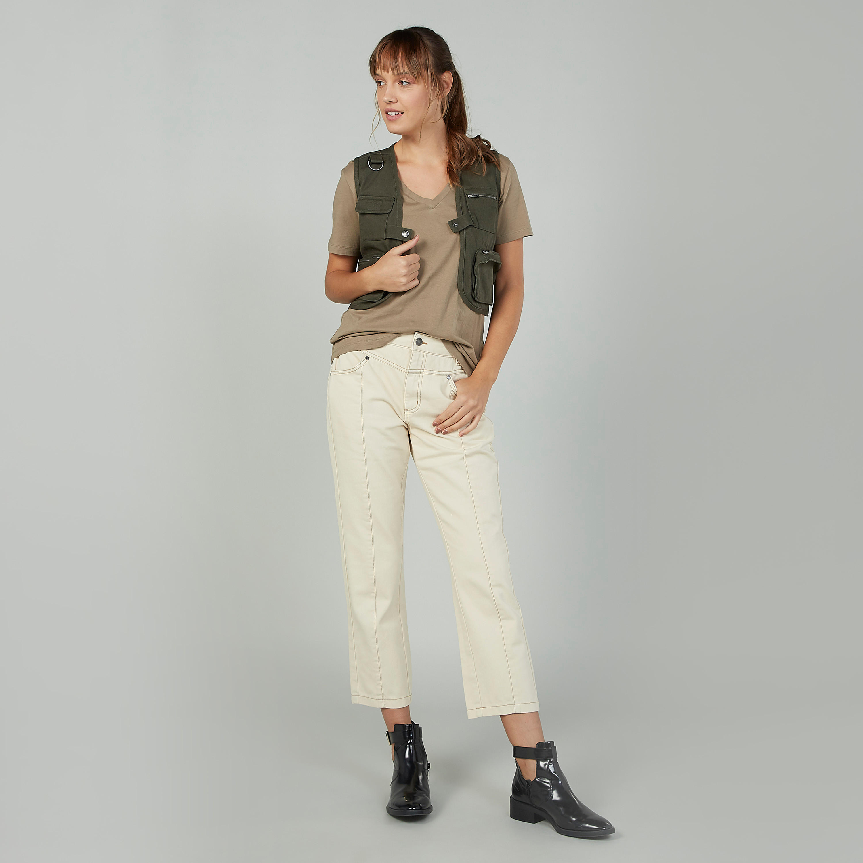 تيشيرت مستدام سادة بياقة V وأكمام قصيرة من لي كوبر -women-clothing-tshirts-image-2