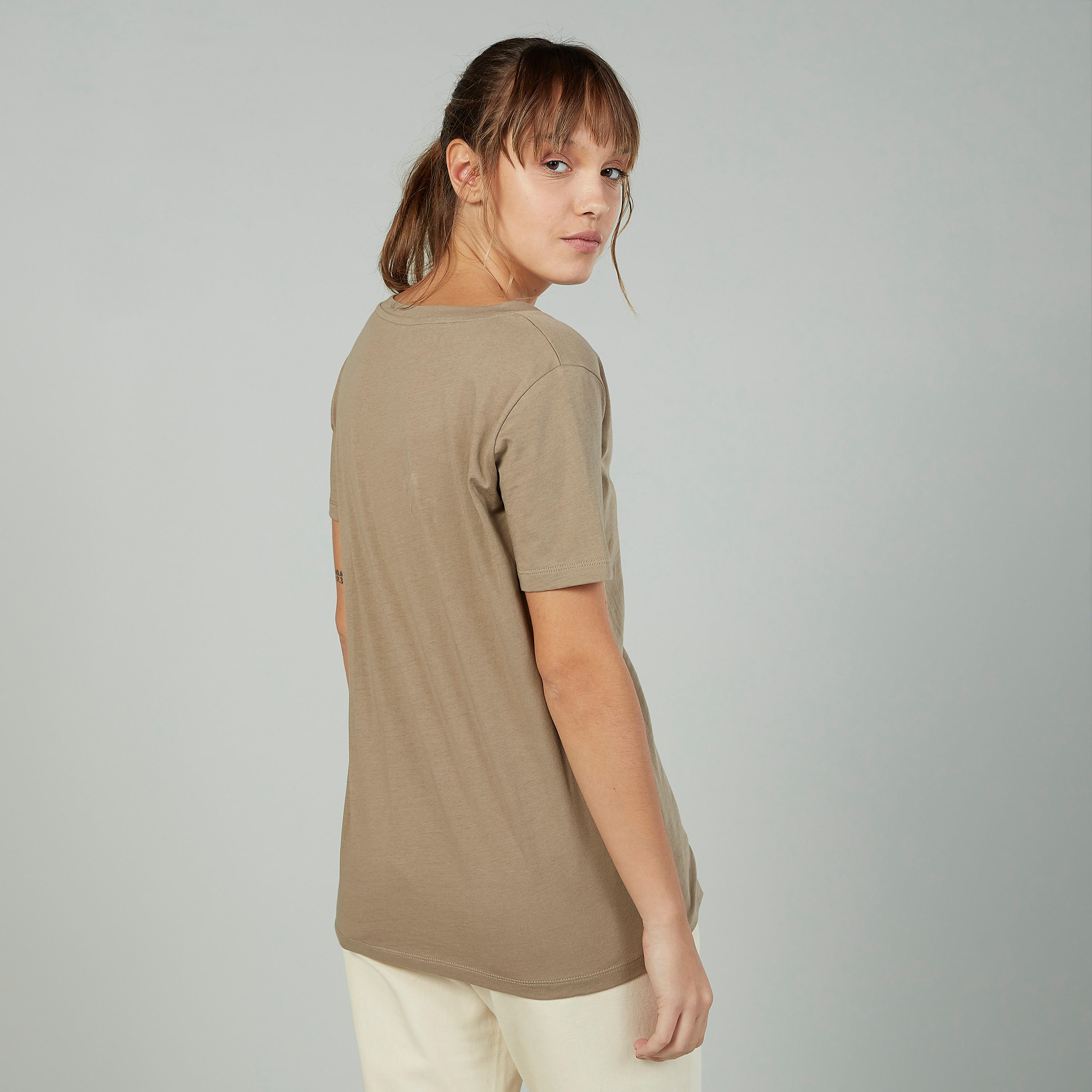 تيشيرت مستدام سادة بياقة V وأكمام قصيرة من لي كوبر -women-clothing-tshirts-image-4