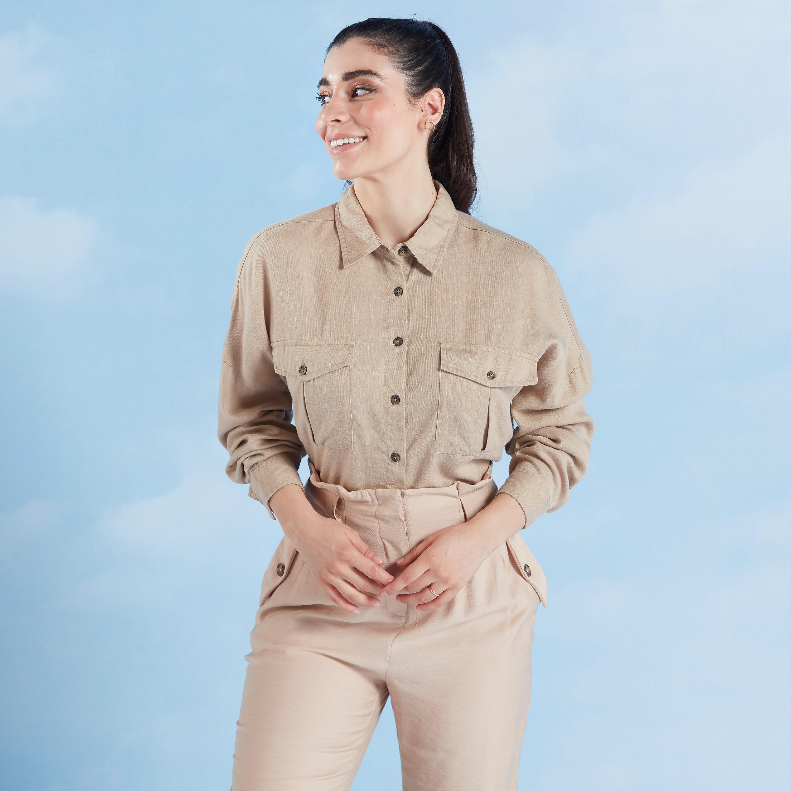 قميص سادة بأكمام طويلة وجيوب بطيّة من لي كوبر-women-clothing-shirtsandblouses-shirts-image-2