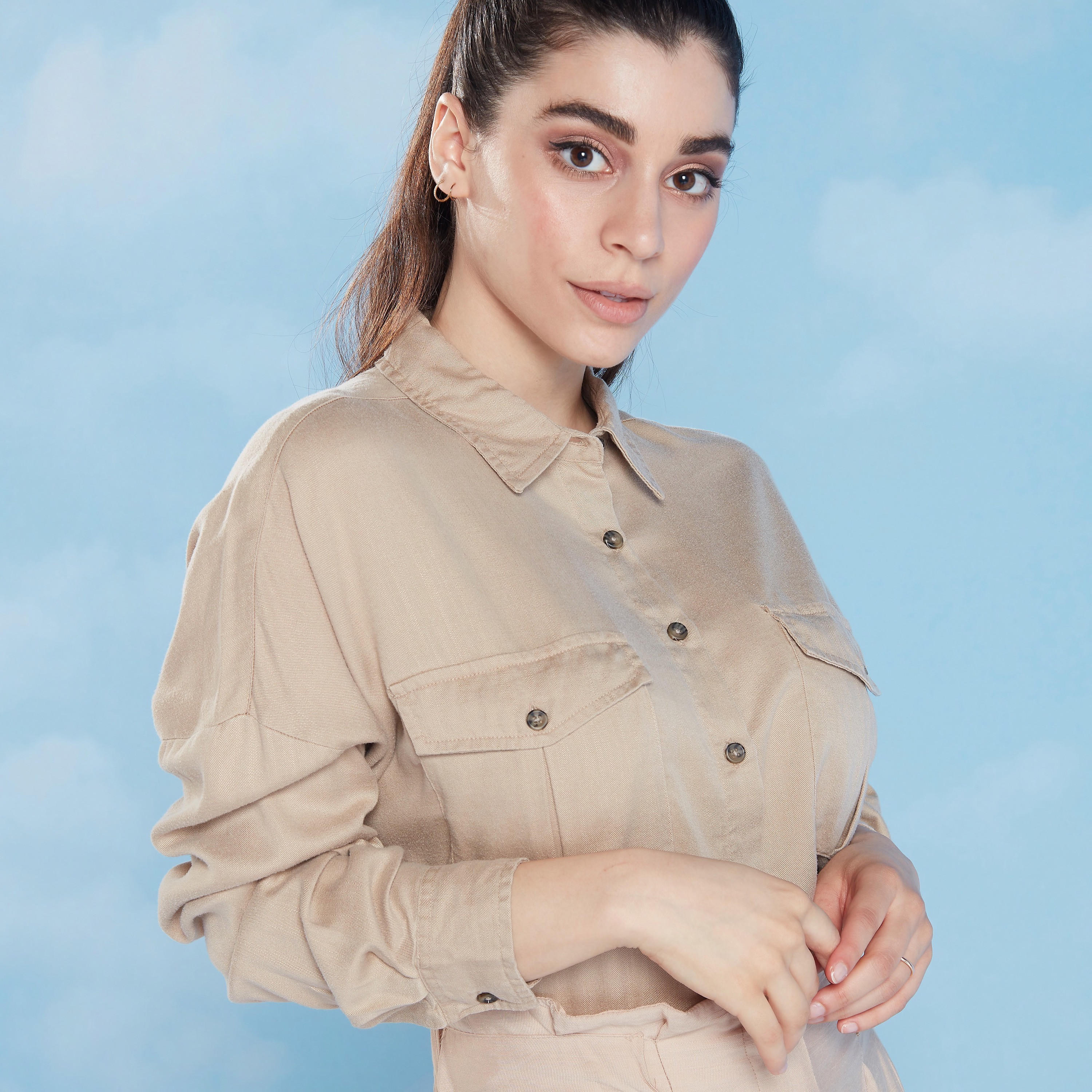 قميص سادة بأكمام طويلة وجيوب بطيّة من لي كوبر-women-clothing-shirtsandblouses-shirts-image-4
