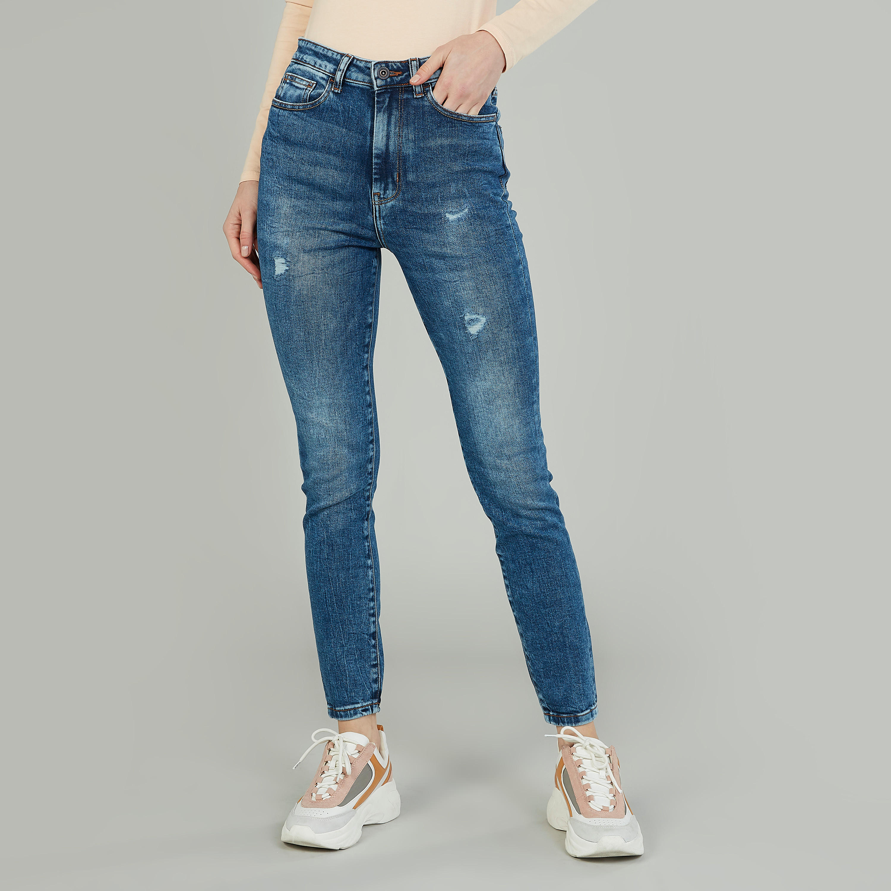 بنطلون جينز سكيني ممزّق بخصر متوسط الارتفاع وتفاصيل جيوب من لي كوبر-women-clothing-bottoms-jeans-image-5