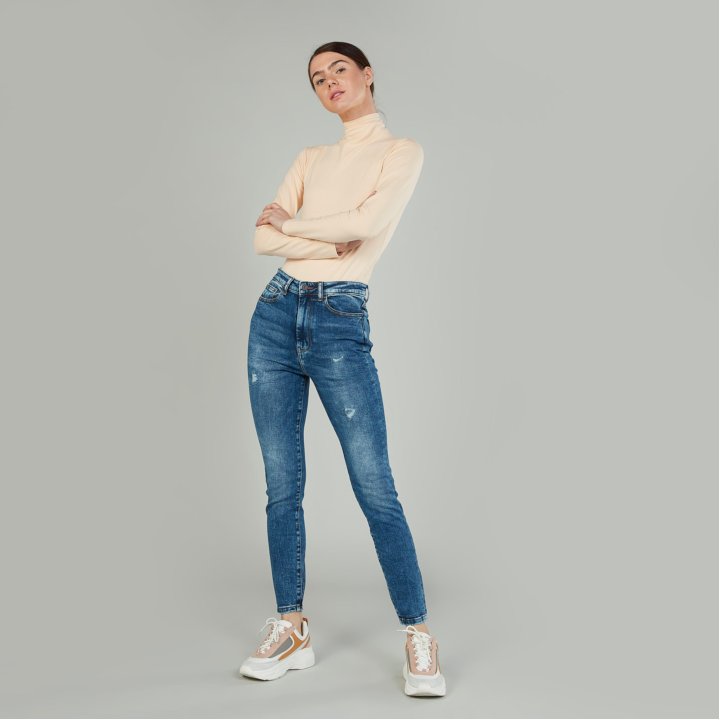 بنطلون جينز سكيني ممزّق بخصر متوسط الارتفاع وتفاصيل جيوب من لي كوبر-women-clothing-bottoms-jeans-image-4