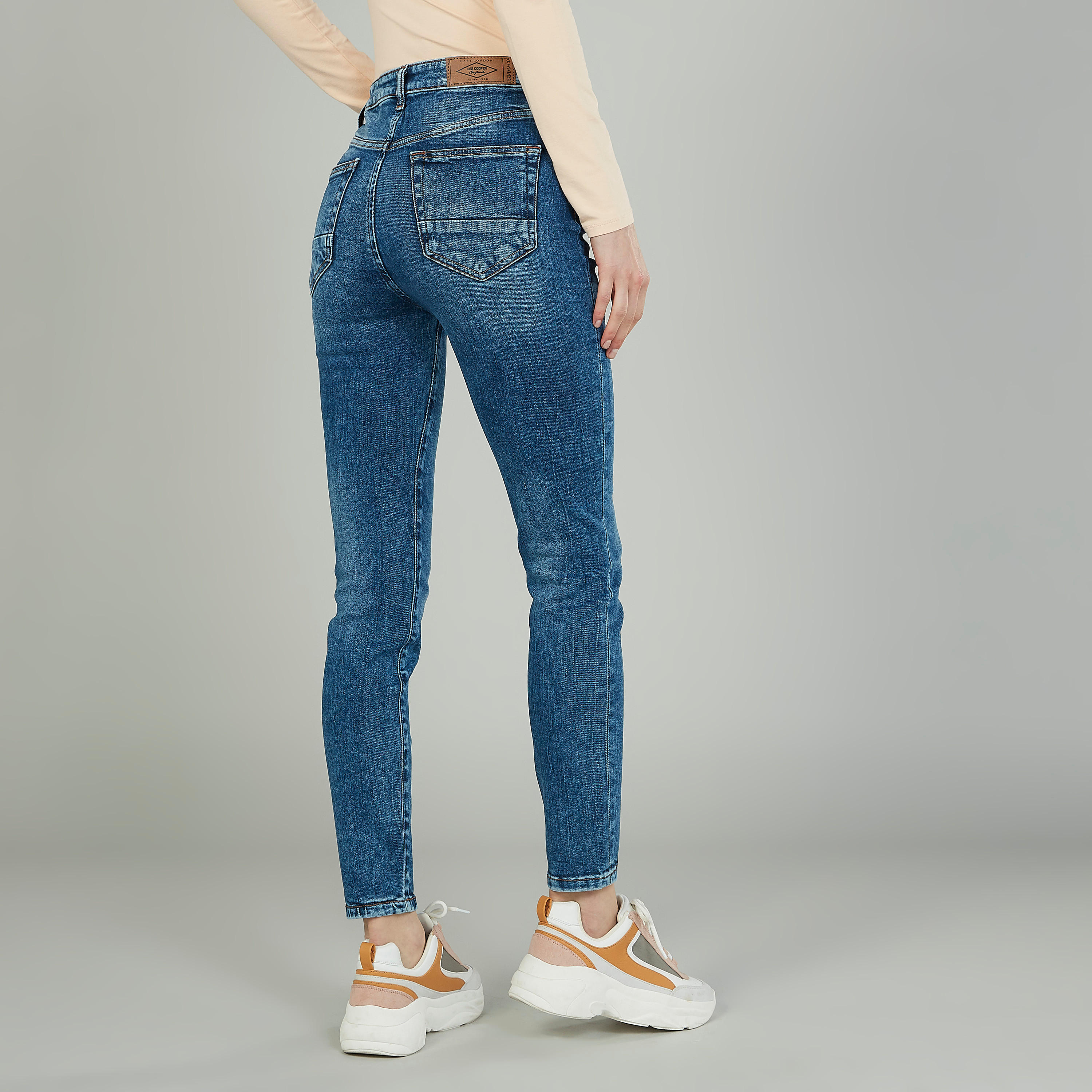 بنطلون جينز سكيني ممزّق بخصر متوسط الارتفاع وتفاصيل جيوب من لي كوبر-women-clothing-bottoms-jeans-image-2