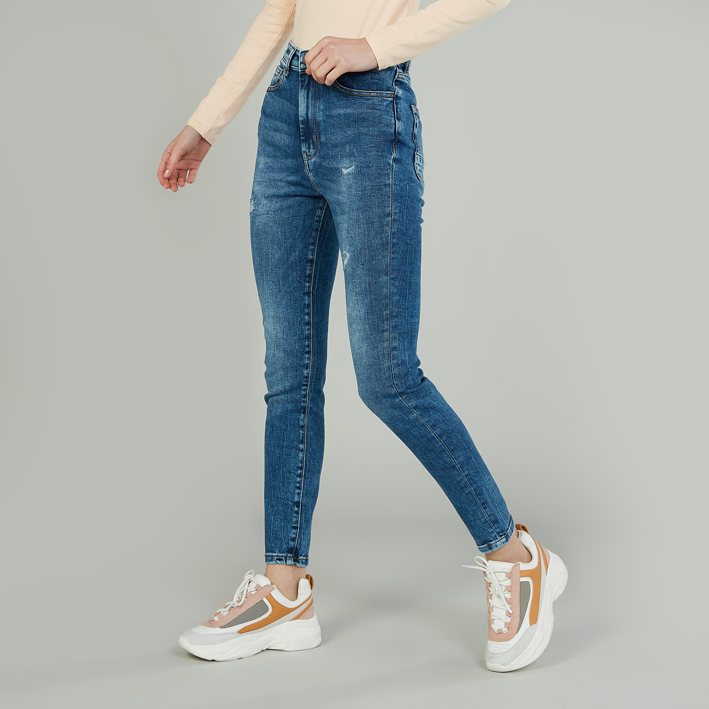 بنطلون جينز سكيني ممزّق بخصر متوسط الارتفاع وتفاصيل جيوب من لي كوبر-women-clothing-bottoms-jeans-image-1