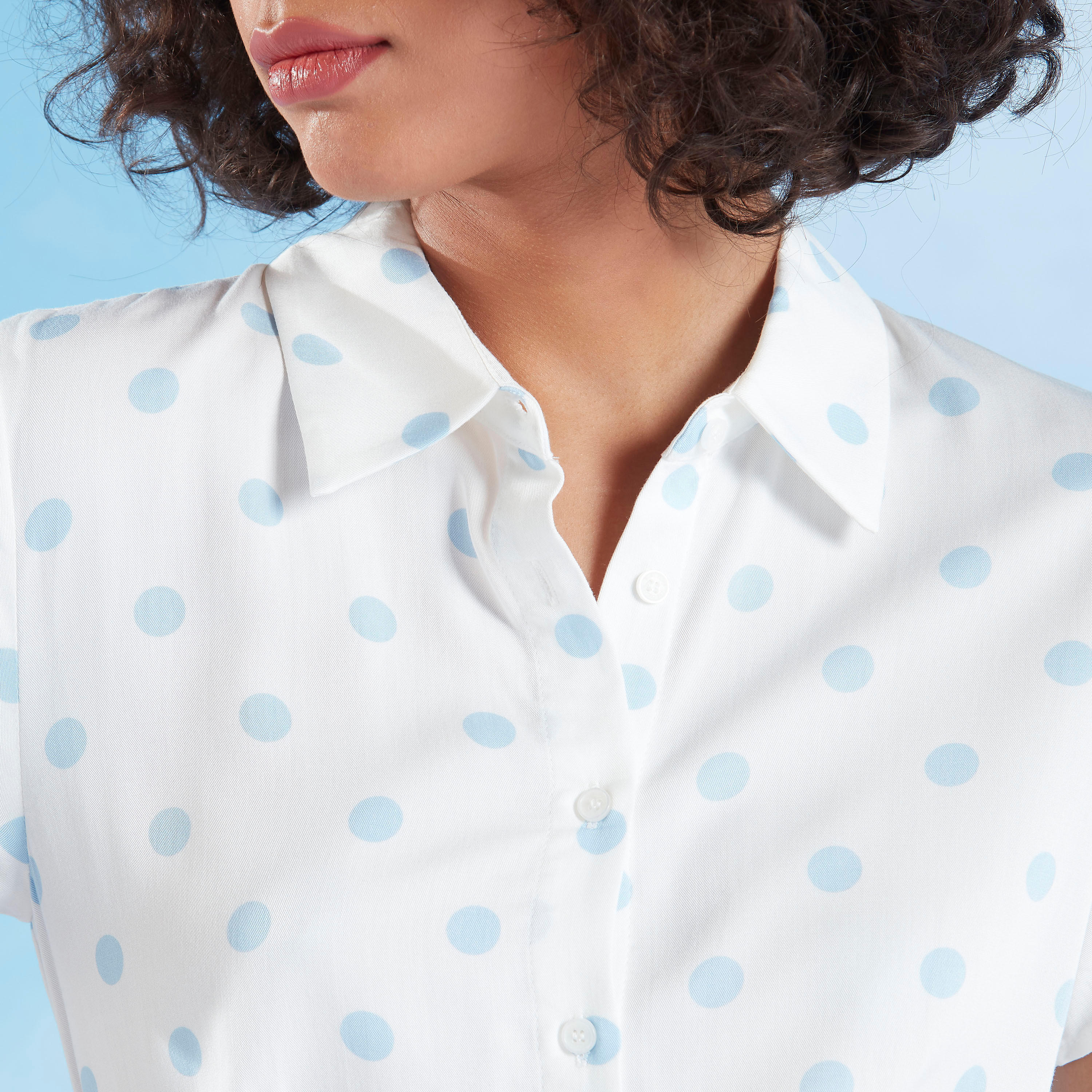 فستان قميص مستدام متوسط الطول بطبعات منقّطة من لي كوبر-women-clothing-dresses-image-4