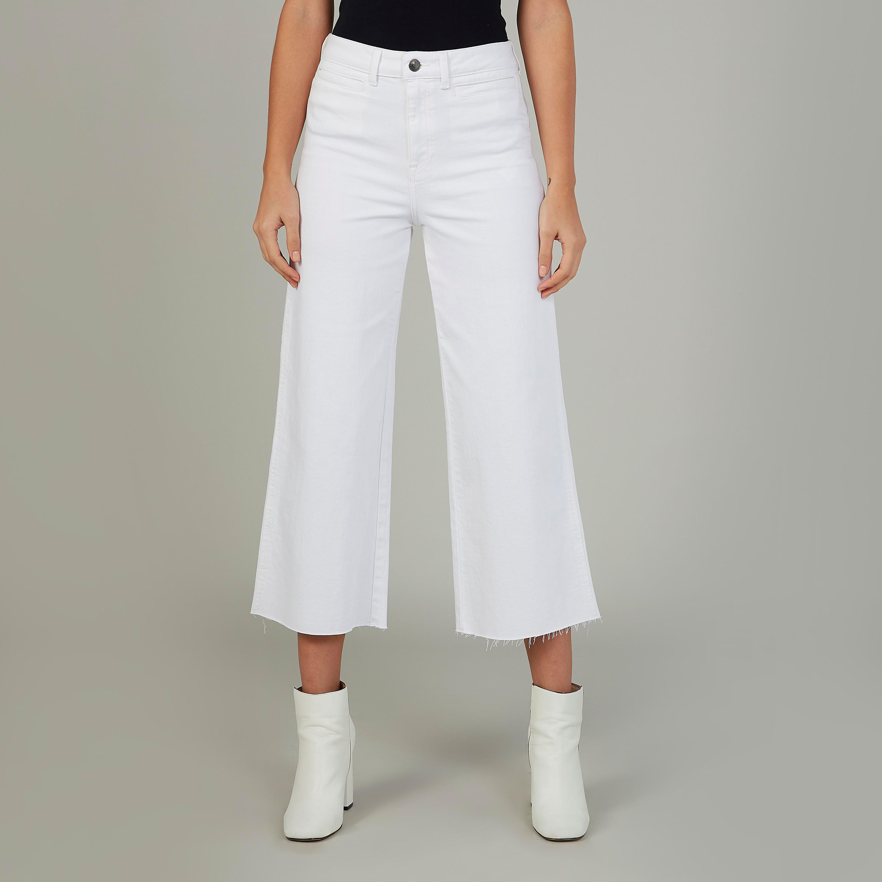 بنطلون جينز قصير سادة بجيوب وحلقات للحزام من لي كوبر-women-clothing-bottoms-jeans-image-1