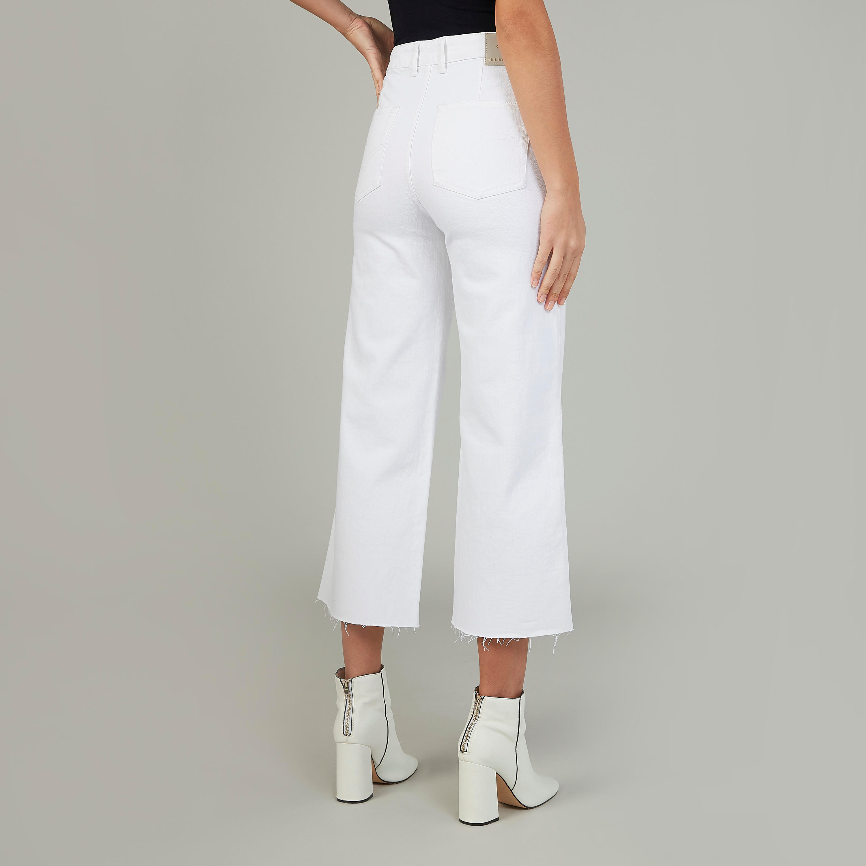 بنطلون جينز قصير سادة بجيوب وحلقات للحزام من لي كوبر-women-clothing-bottoms-jeans-image-4