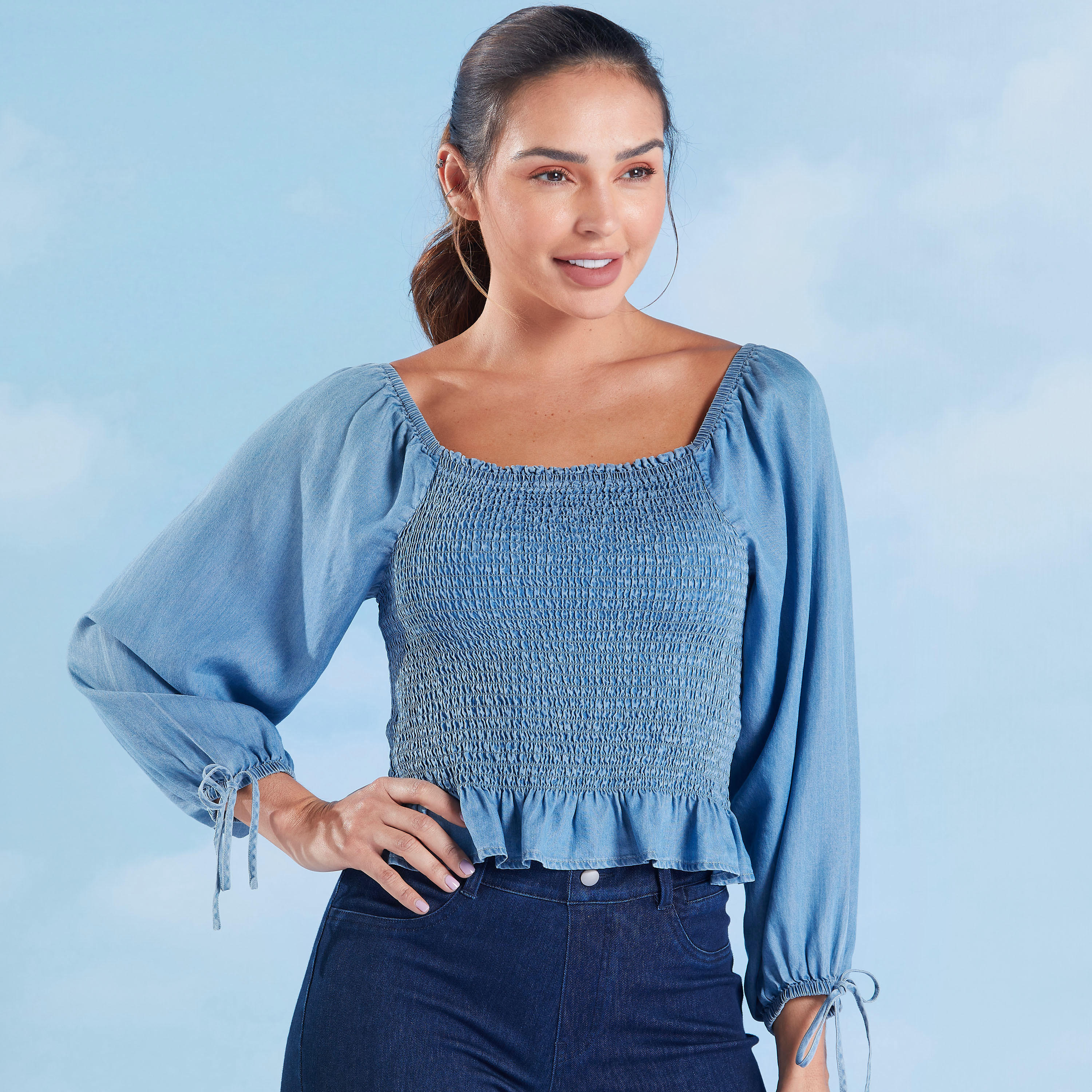 بلوزة قصيرة بارزة الملمس بياقة عميقة وأكمام بيشوب من لي كوبر-women-clothing-shirtsandblouses-blouses-image-1
