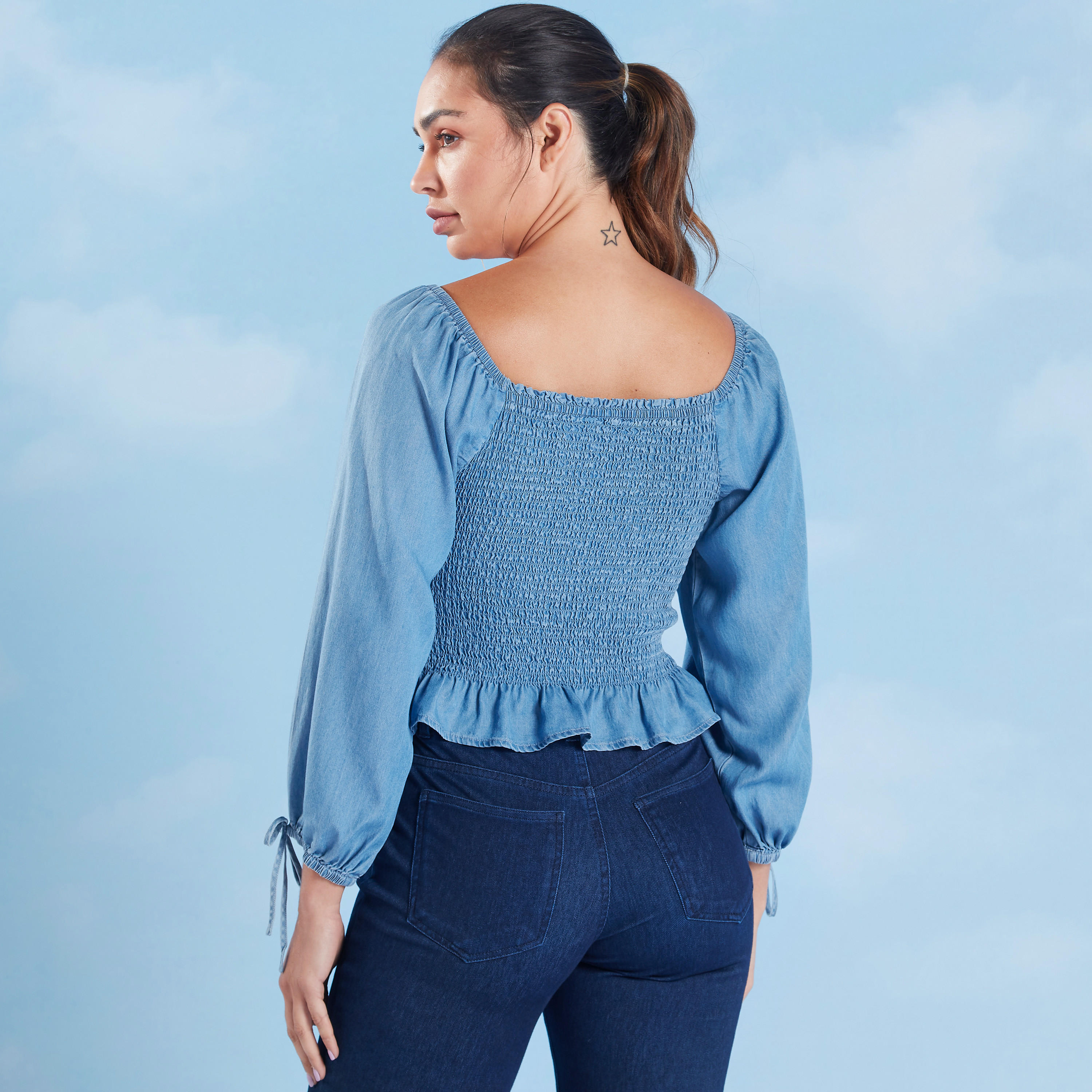 بلوزة قصيرة بارزة الملمس بياقة عميقة وأكمام بيشوب من لي كوبر-women-clothing-shirtsandblouses-blouses-image-5