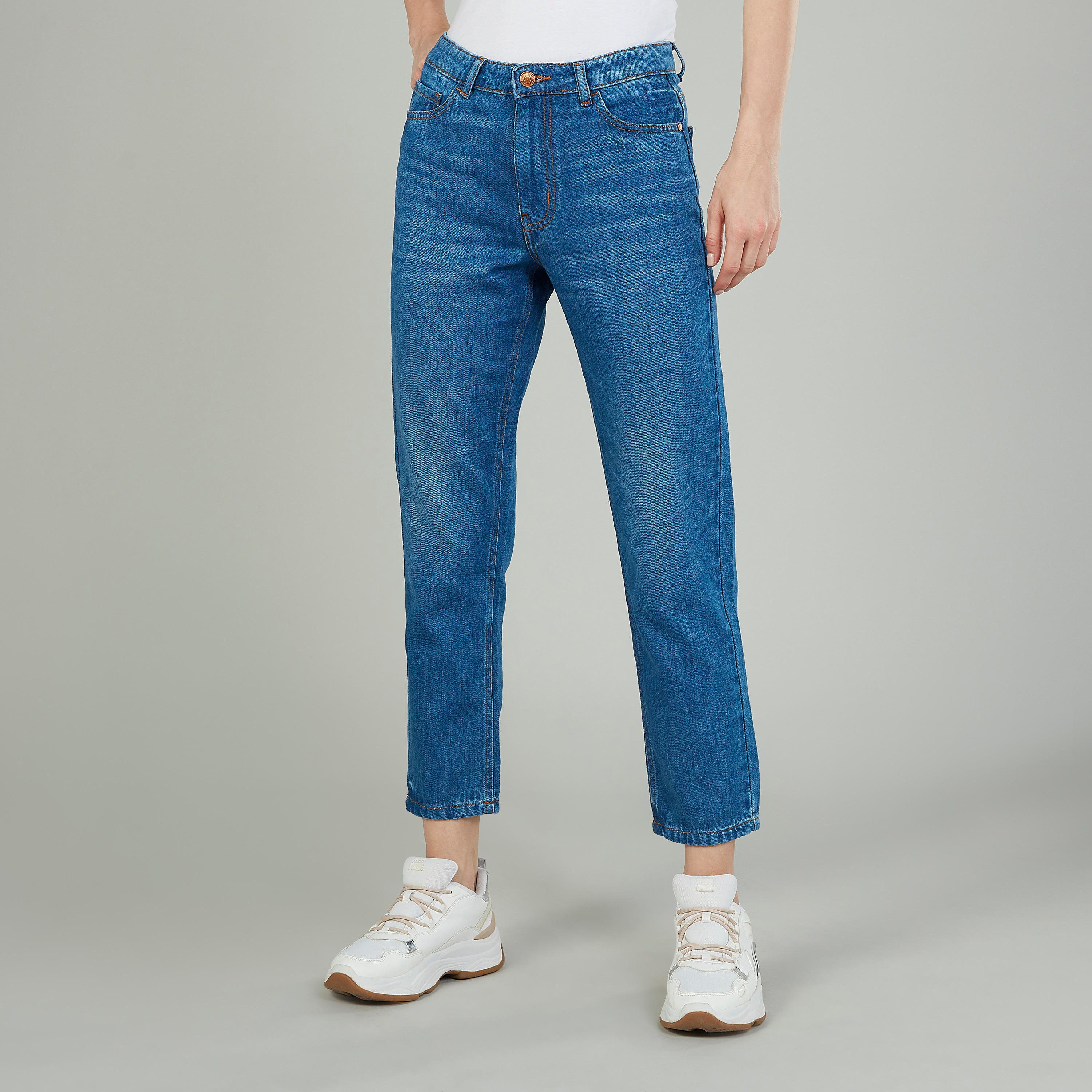 بنطلون جينز قصير سادة بجيوب وحلقات للحزام من لي كوبر-women-clothing-bottoms-jeans-image-1