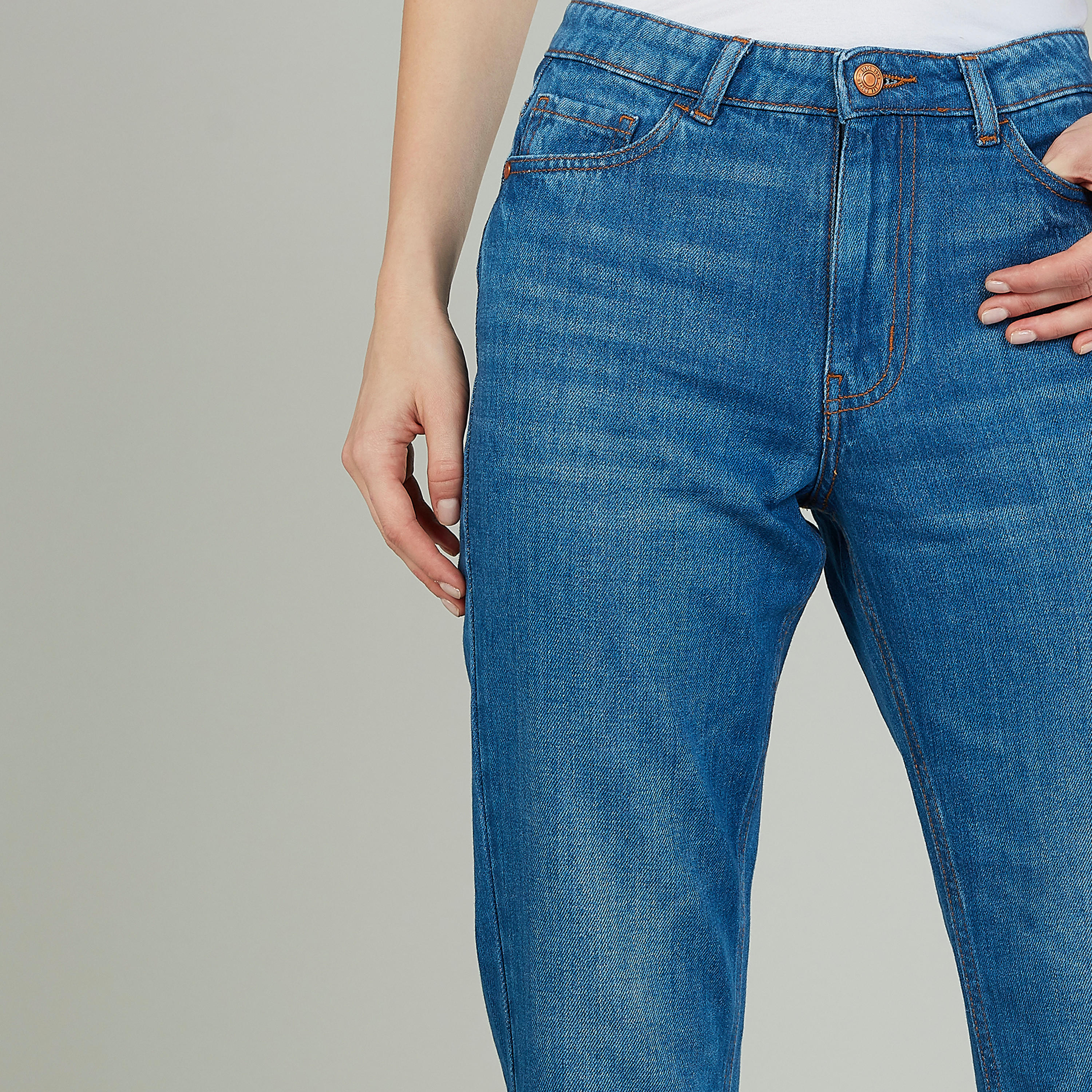 بنطلون جينز قصير سادة بجيوب وحلقات للحزام من لي كوبر-women-clothing-bottoms-jeans-image-3