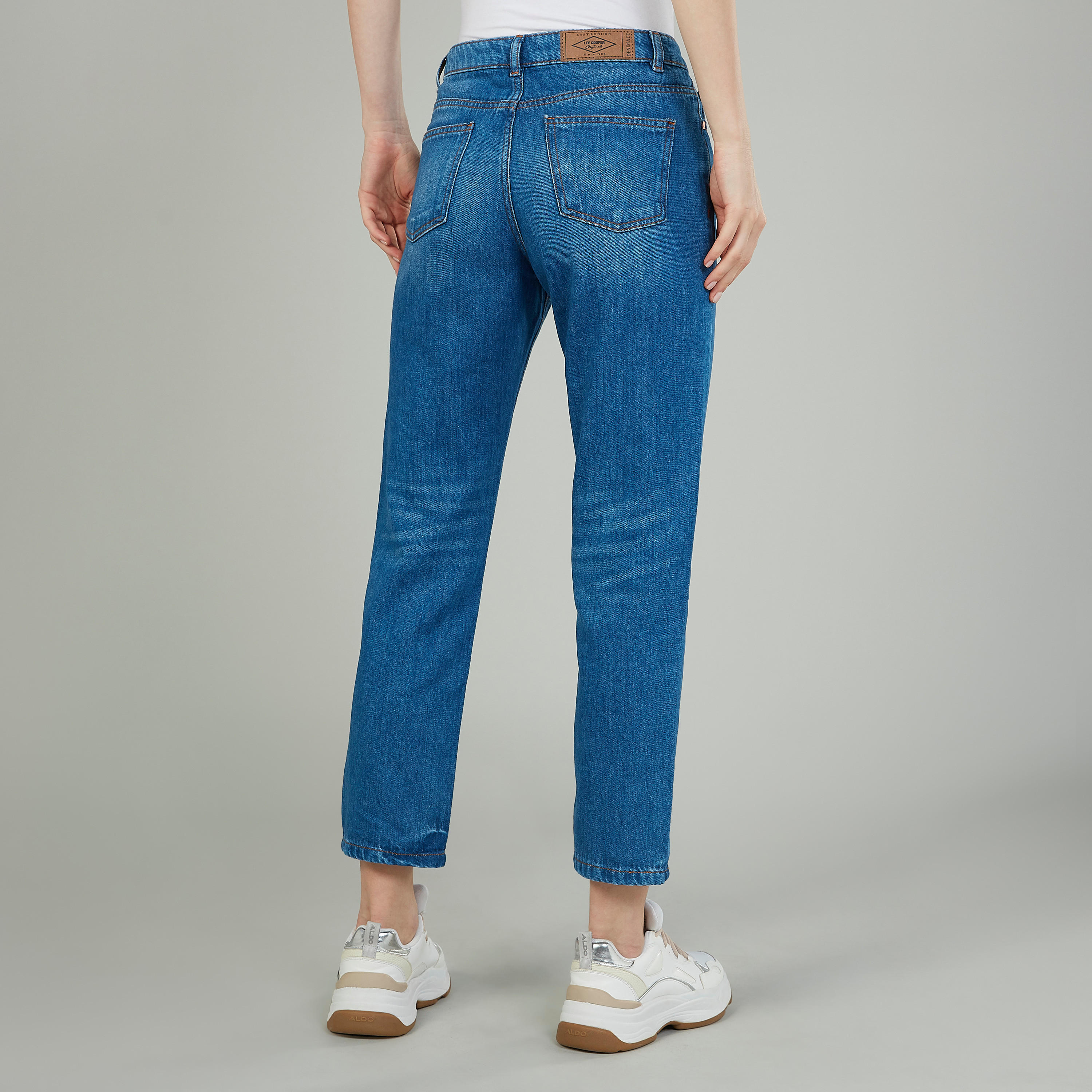 بنطلون جينز قصير سادة بجيوب وحلقات للحزام من لي كوبر-women-clothing-bottoms-jeans-image-4