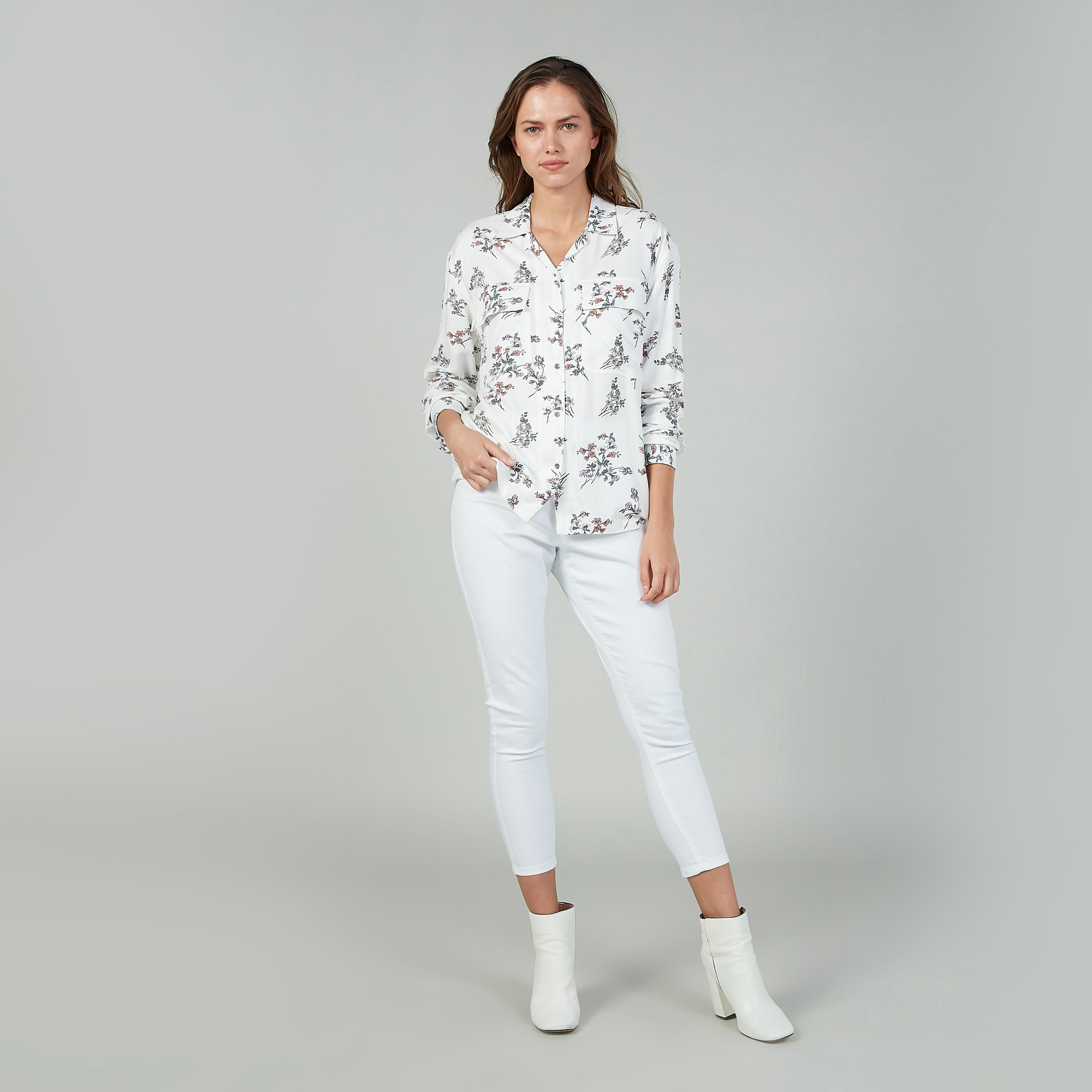 قميص بأكمام طويلة وجيوب بطيّة وطبعات زهرية من لي كوبر-women-clothing-shirtsandblouses-shirts-image-2