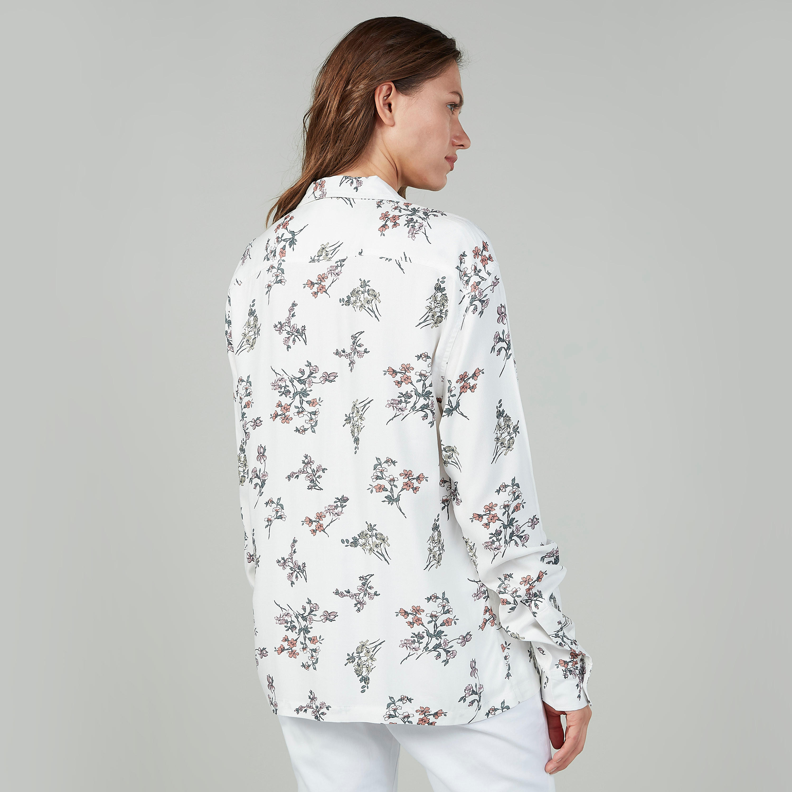 قميص بأكمام طويلة وجيوب بطيّة وطبعات زهرية من لي كوبر-women-clothing-shirtsandblouses-shirts-image-4