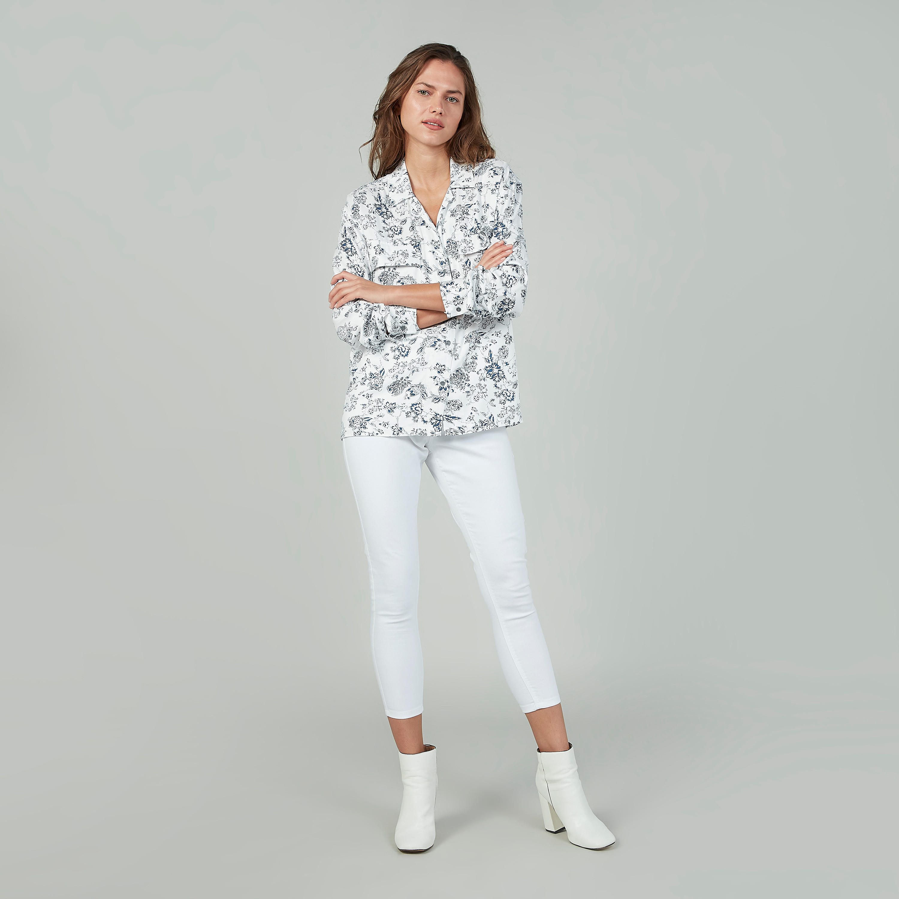 قميص بأكمام طويلة وجيوب بطيّة وطبعات زهرية من لي كوبر-women-clothing-shirtsandblouses-shirts-image-2
