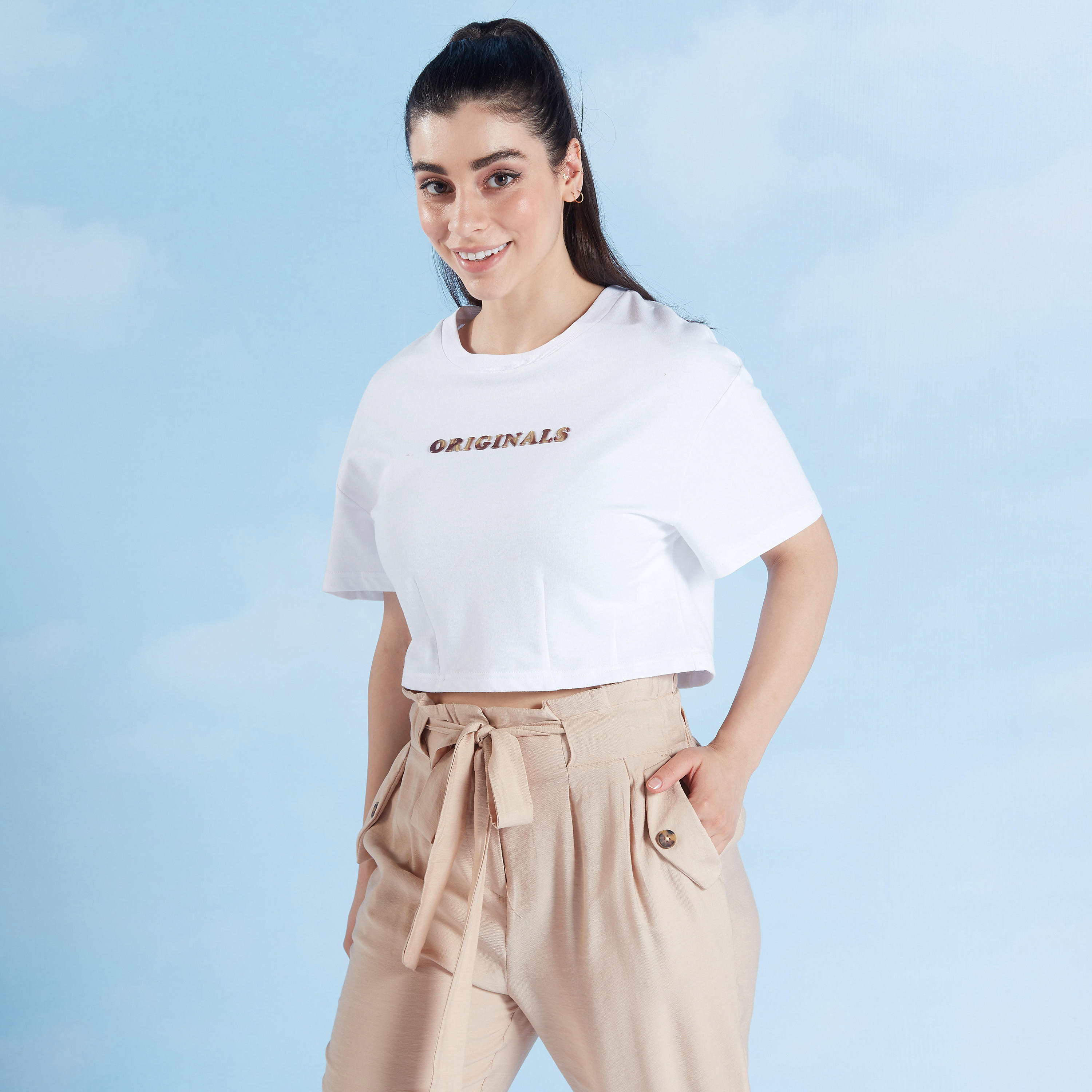 تيشيرت بياقة ضيقة وأكمام قصيرة وتفاصيل مزخرفة من لي كوبر-women-clothing-tshirts-image-1