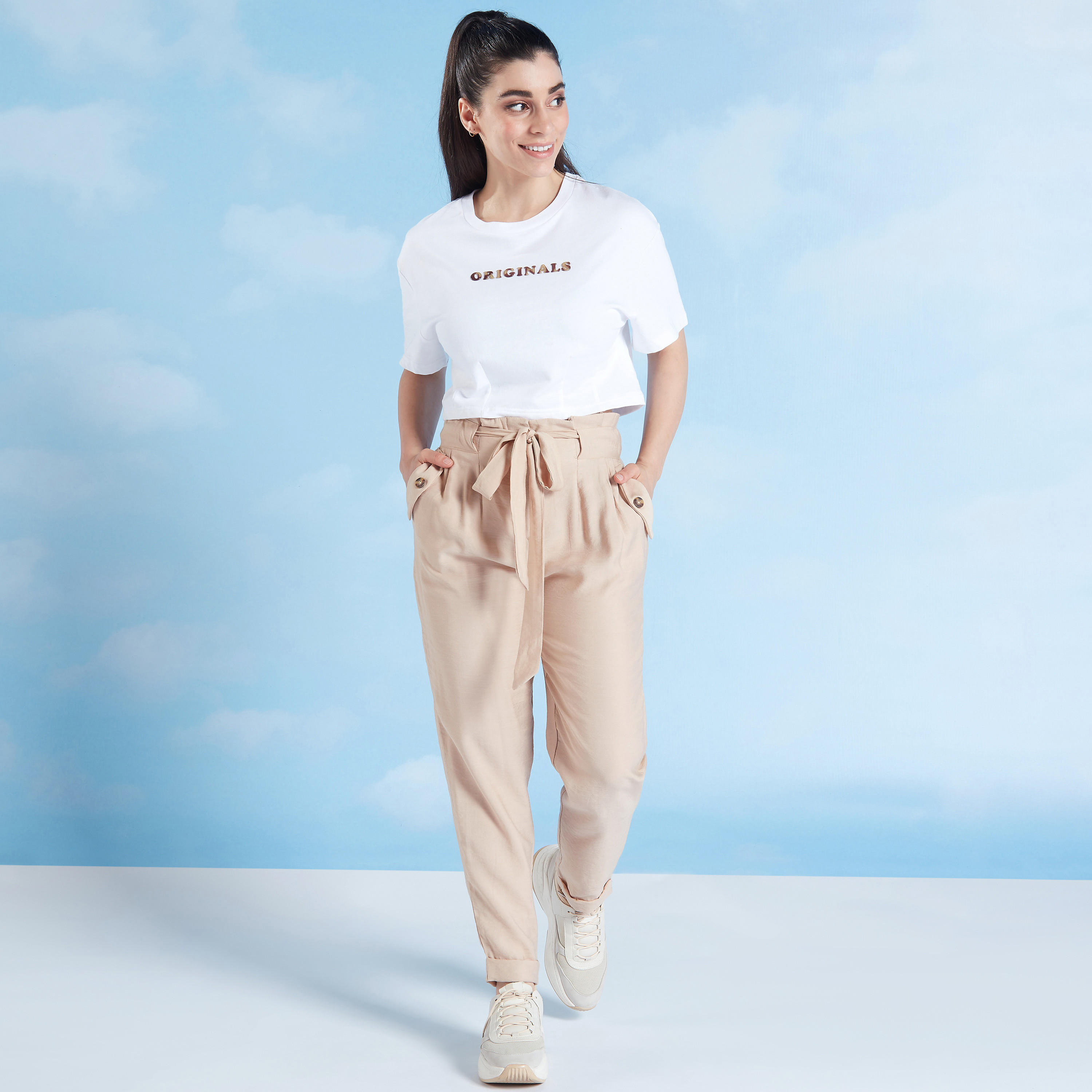 تيشيرت بياقة ضيقة وأكمام قصيرة وتفاصيل مزخرفة من لي كوبر-women-clothing-tshirts-image-2