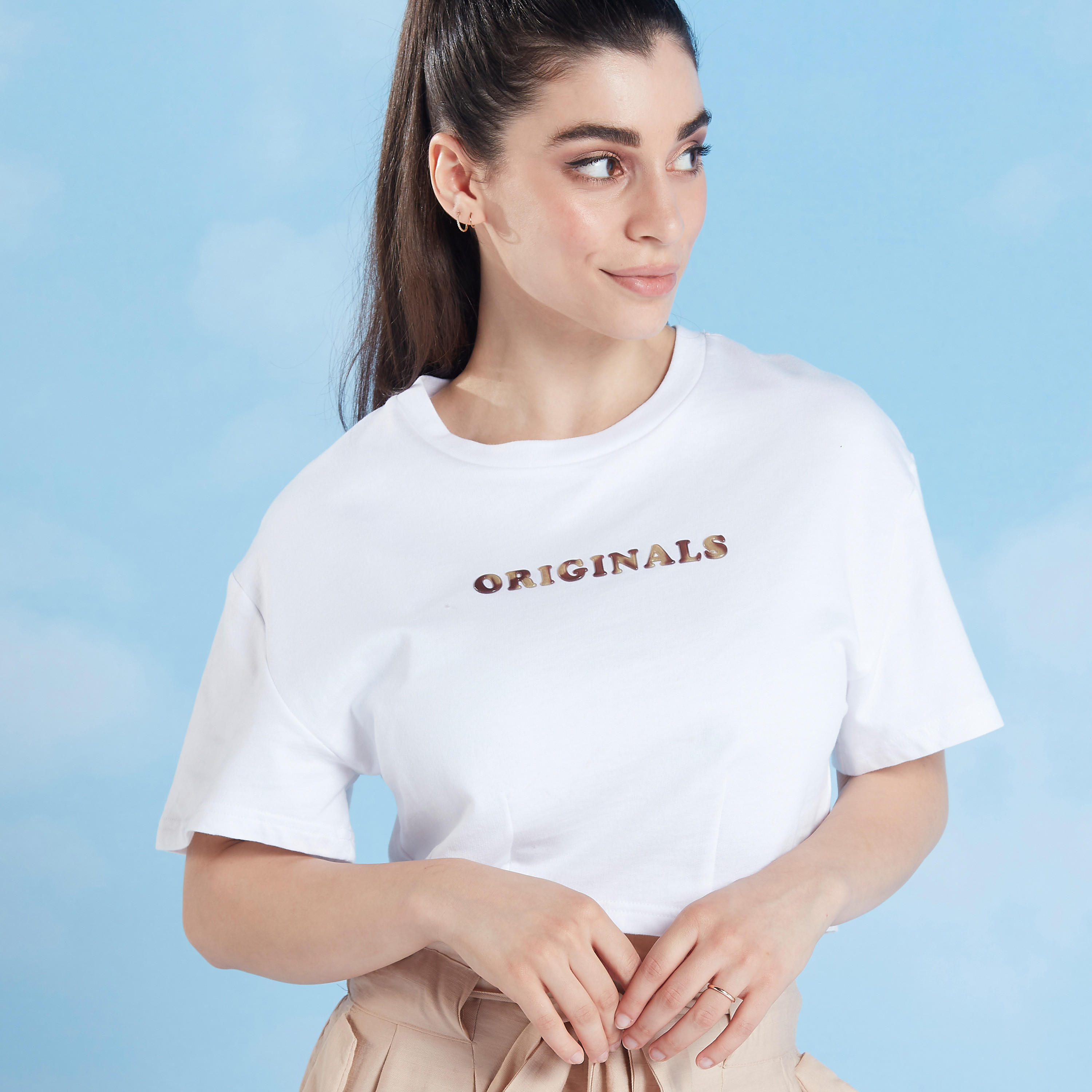 تيشيرت بياقة ضيقة وأكمام قصيرة وتفاصيل مزخرفة من لي كوبر-women-clothing-tshirts-image-3