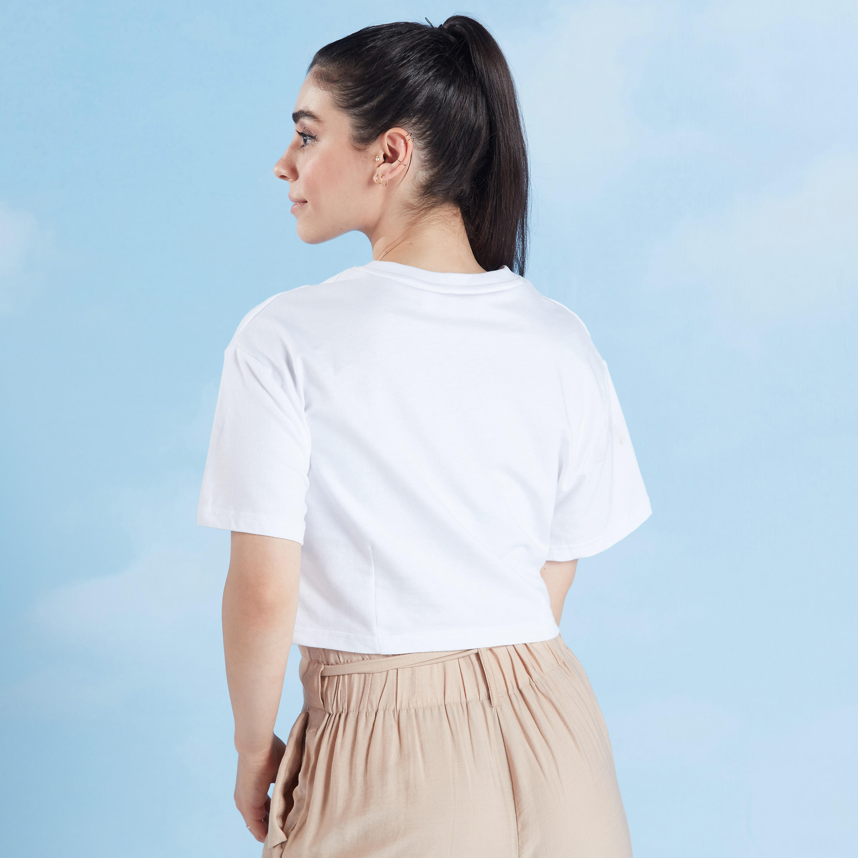 تيشيرت بياقة ضيقة وأكمام قصيرة وتفاصيل مزخرفة من لي كوبر-women-clothing-tshirts-image-4